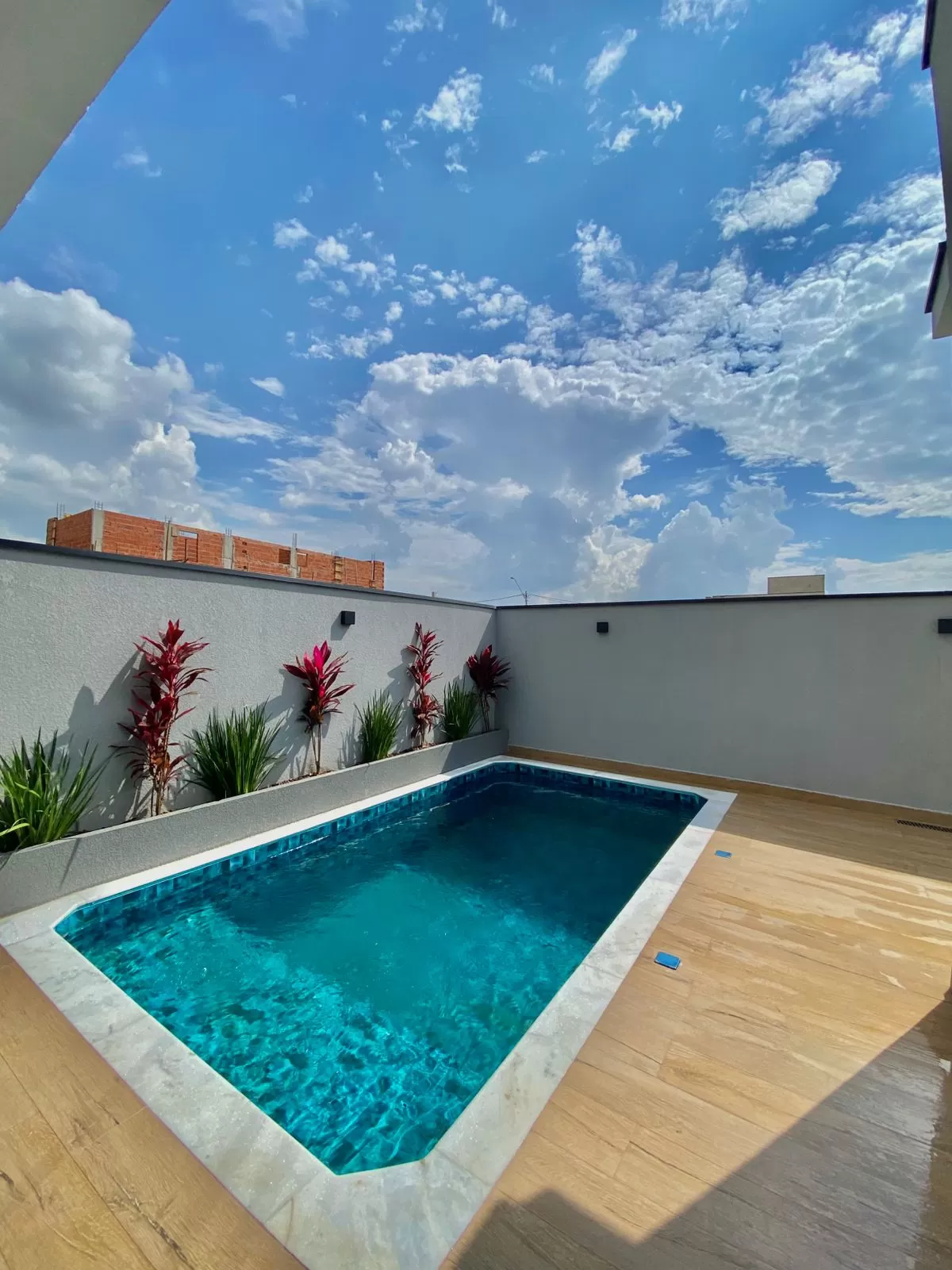 Casa Térrea à Venda com 3 suítes, móveis planejados e piscina, 170m² no Condomínio Terras Alpha em Votorantim/SP