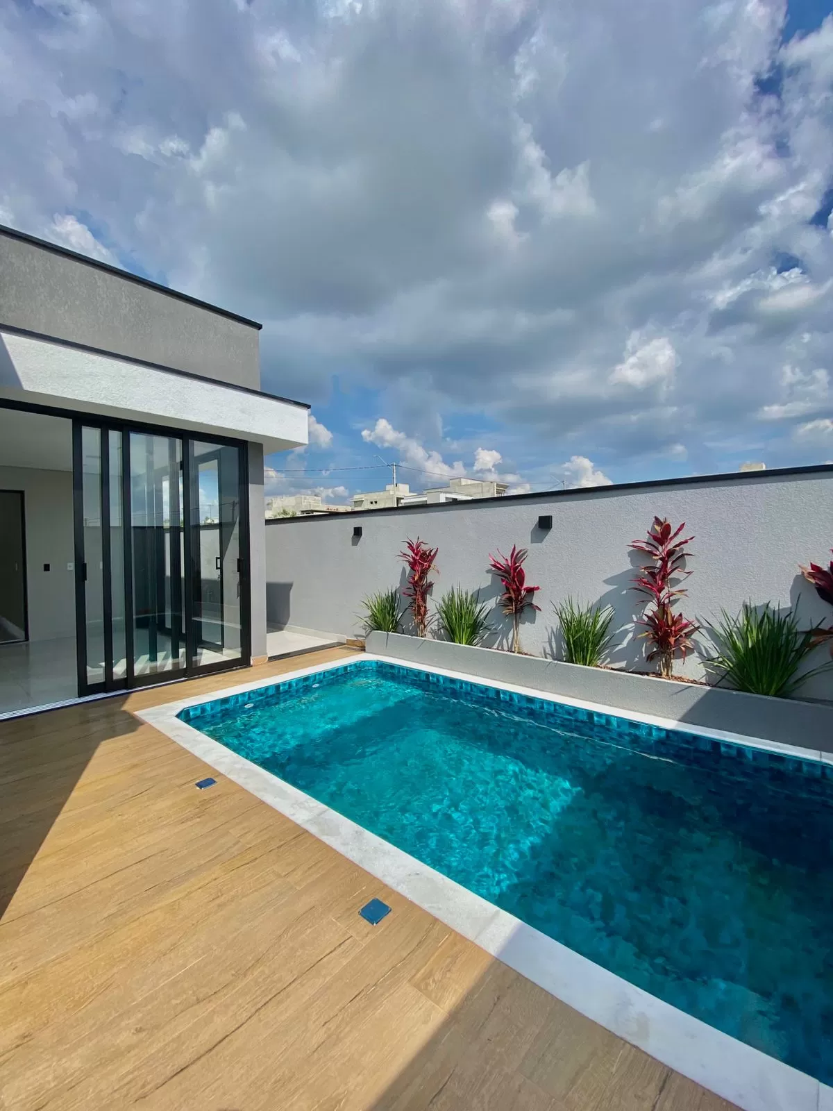 Casa Térrea à Venda com 3 suítes, móveis planejados e piscina, 170m² no Condomínio Terras Alpha em Votorantim/SP