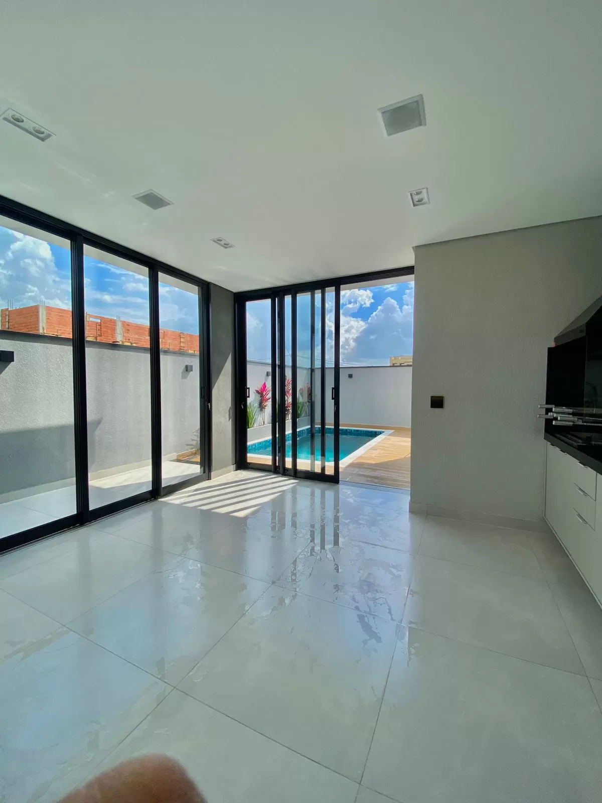 Casa Térrea à Venda com 3 suítes, móveis planejados e piscina, 170m² no Condomínio Terras Alpha em Votorantim/SP