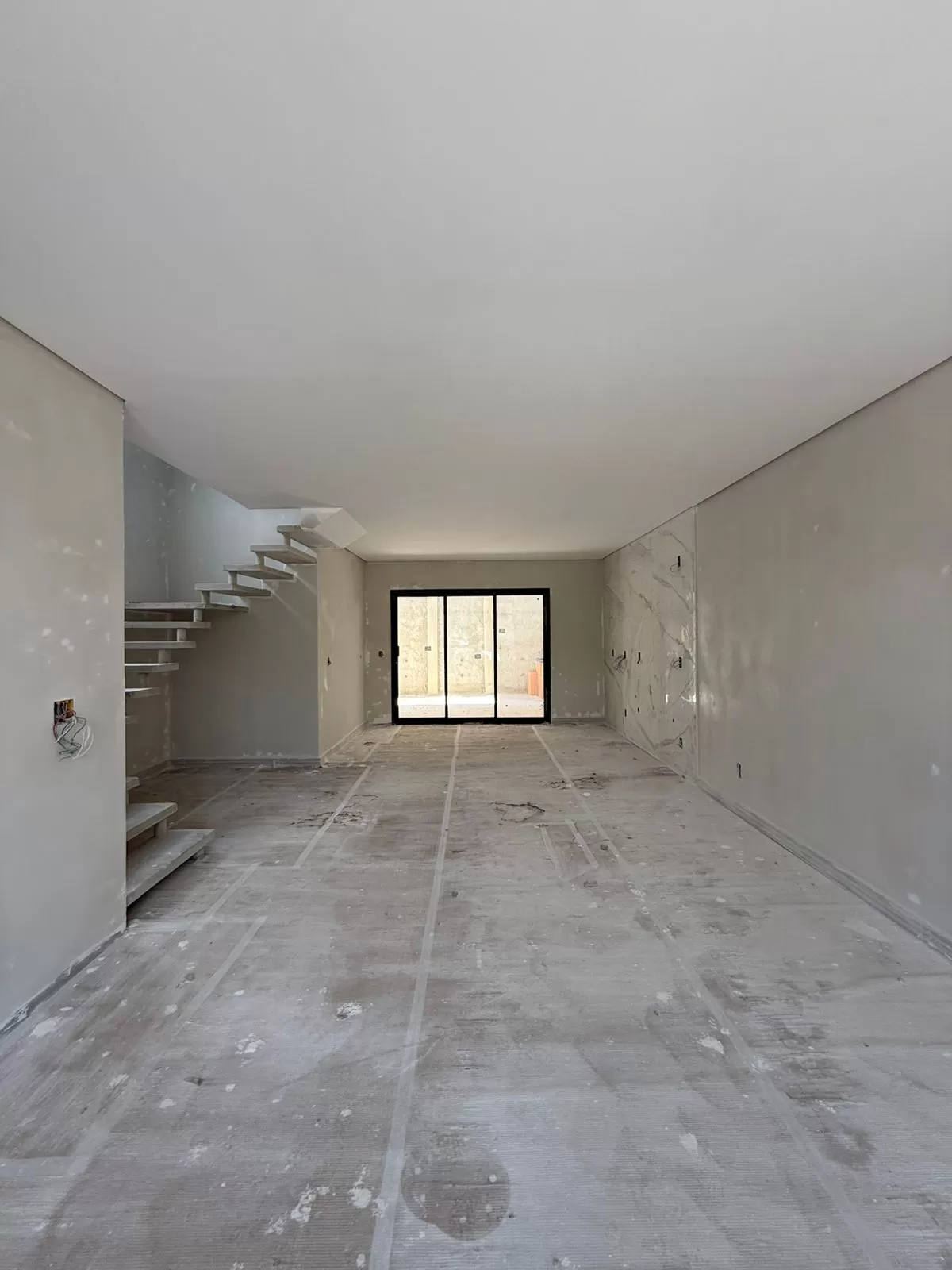 Sobrado à Venda com 3 dormitórios sendo 1 suíte e espaço gourmet com churrasqueira, 140m² no Condomínio Vale Azul em Votorantim/SP