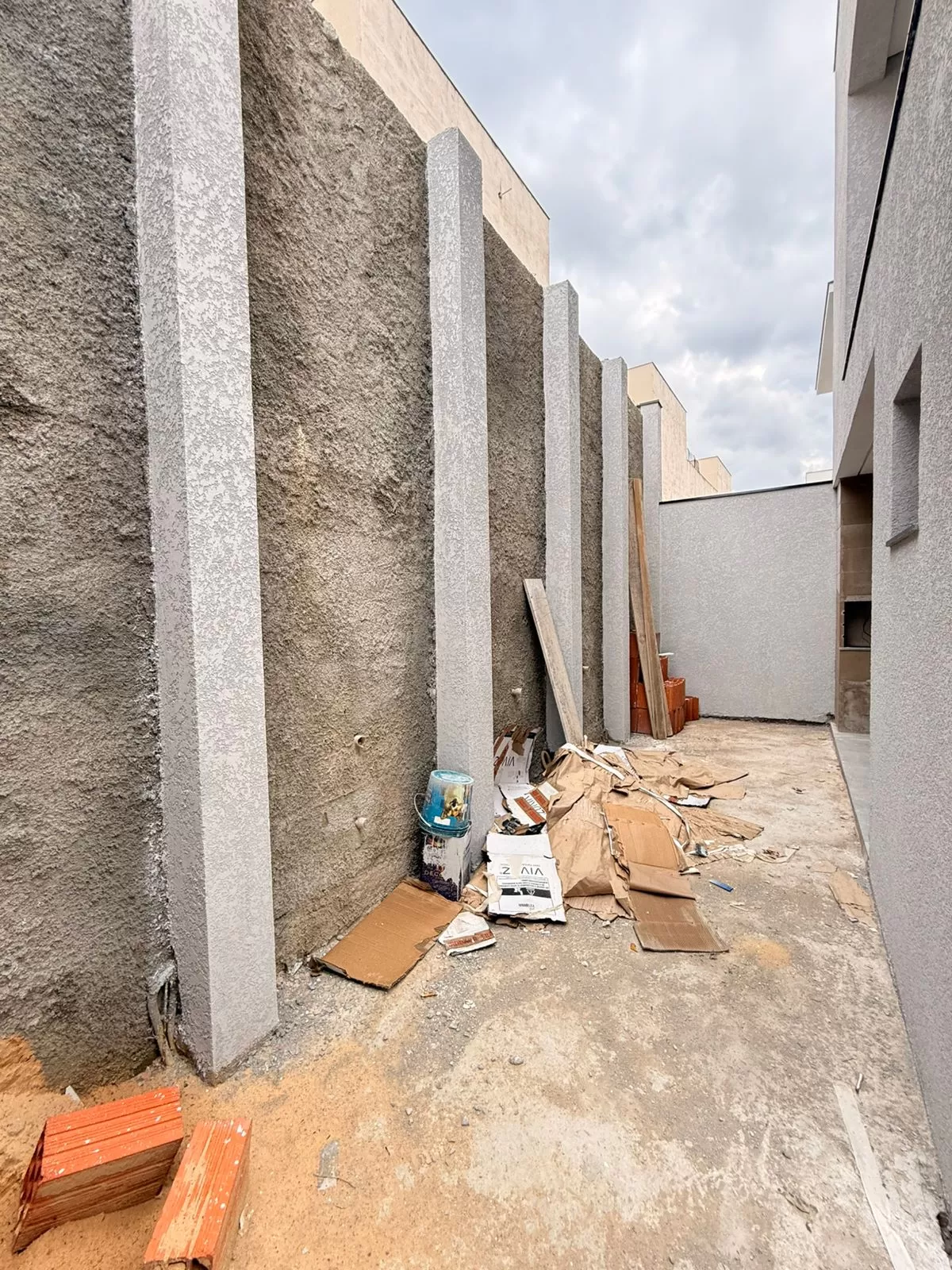 Sobrado à Venda com 3 dormitórios sendo 1 suíte e espaço gourmet com churrasqueira, 140m² no Condomínio Vale Azul em Votorantim/SP