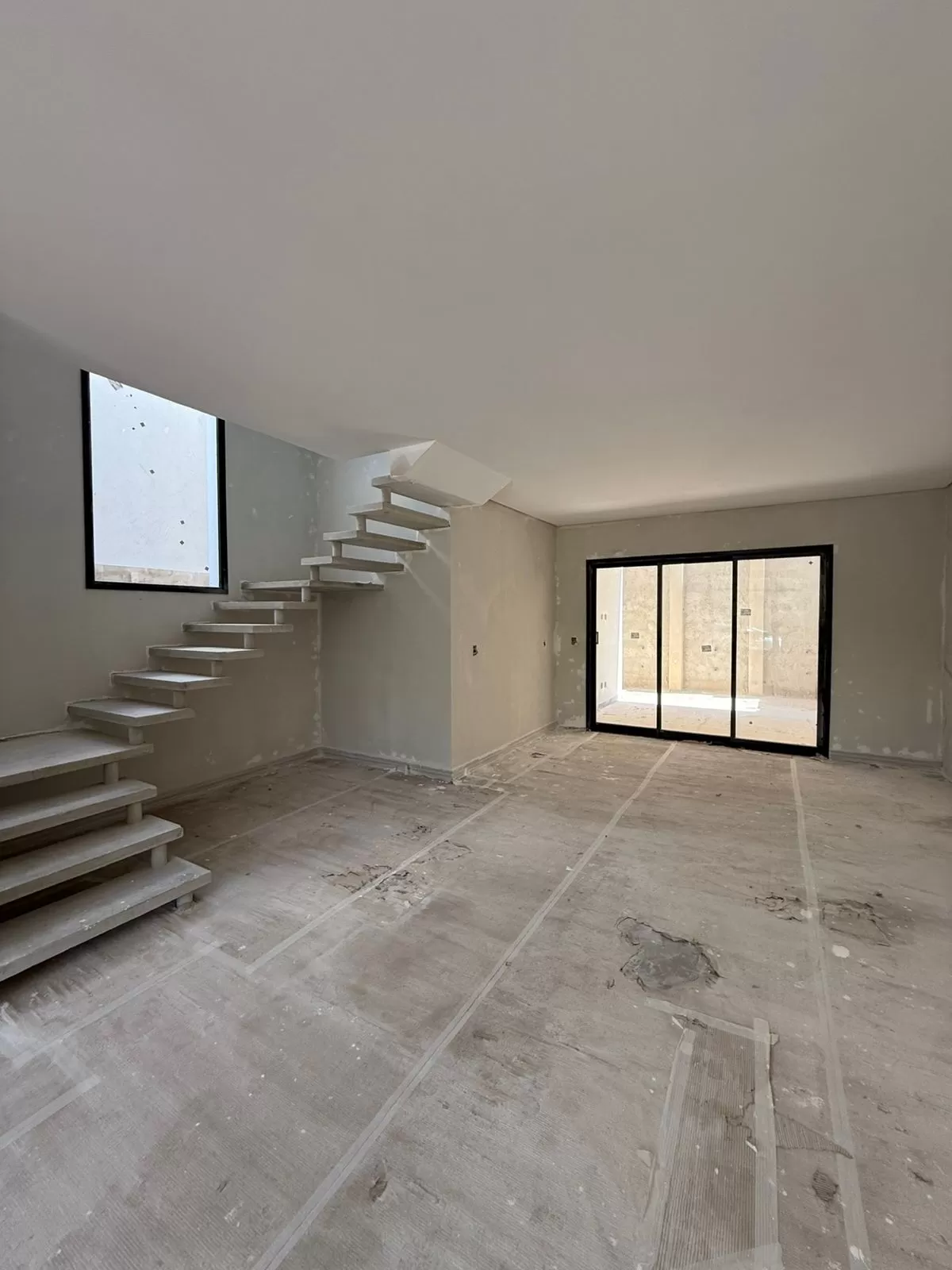 Sobrado à Venda com 3 dormitórios sendo 1 suíte e espaço gourmet com churrasqueira, 140m² no Condomínio Vale Azul em Votorantim/SP