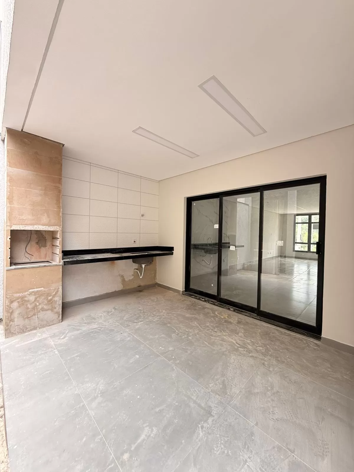 Sobrado à Venda com 3 dormitórios sendo 1 suíte e espaço gourmet com churrasqueira, 140m² no Condomínio Vale Azul em Votorantim/SP