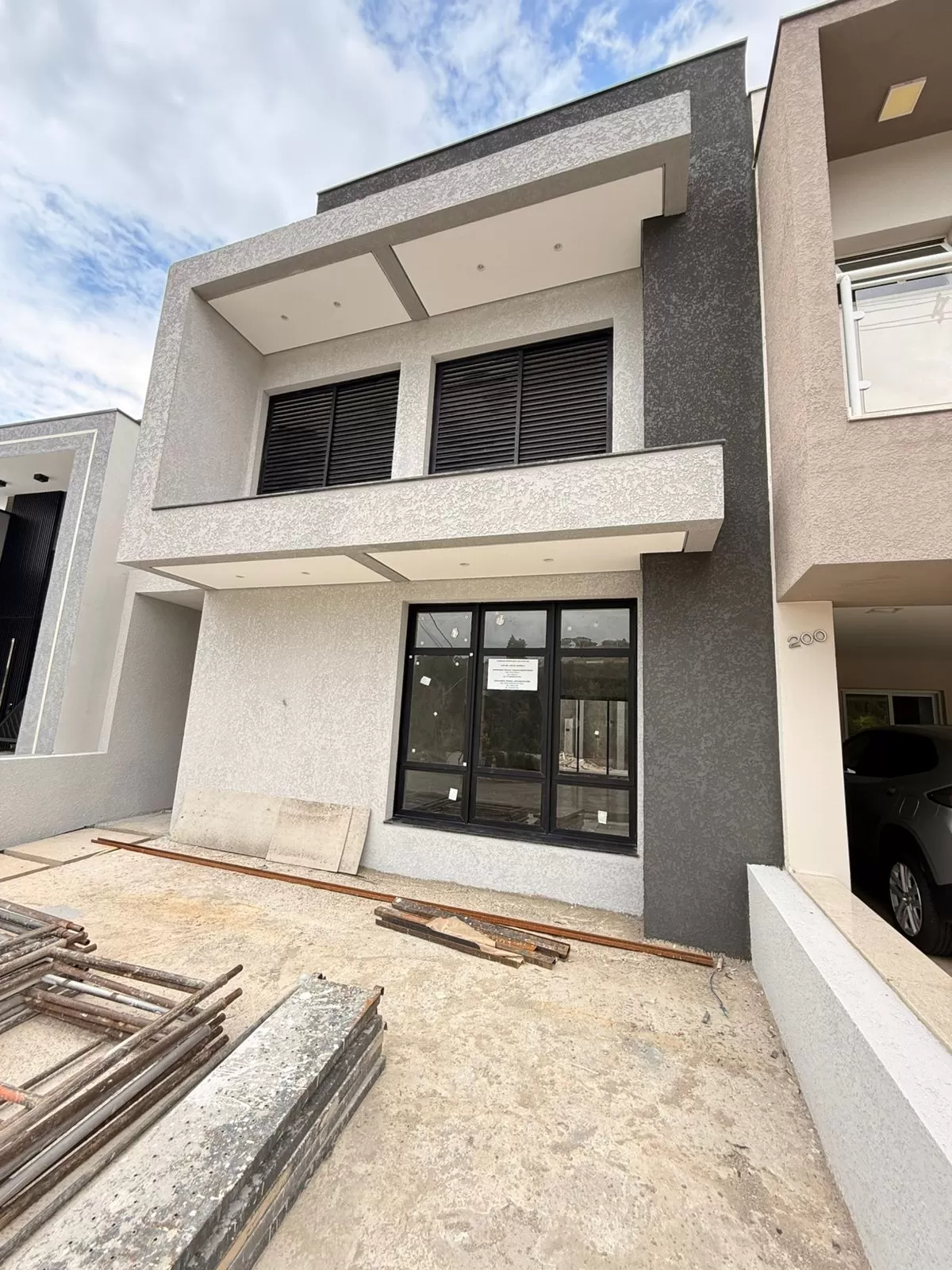 Sobrado à Venda com 3 dormitórios sendo 1 suíte e espaço gourmet com churrasqueira, 140m² no Condomínio Vale Azul em Votorantim/SP