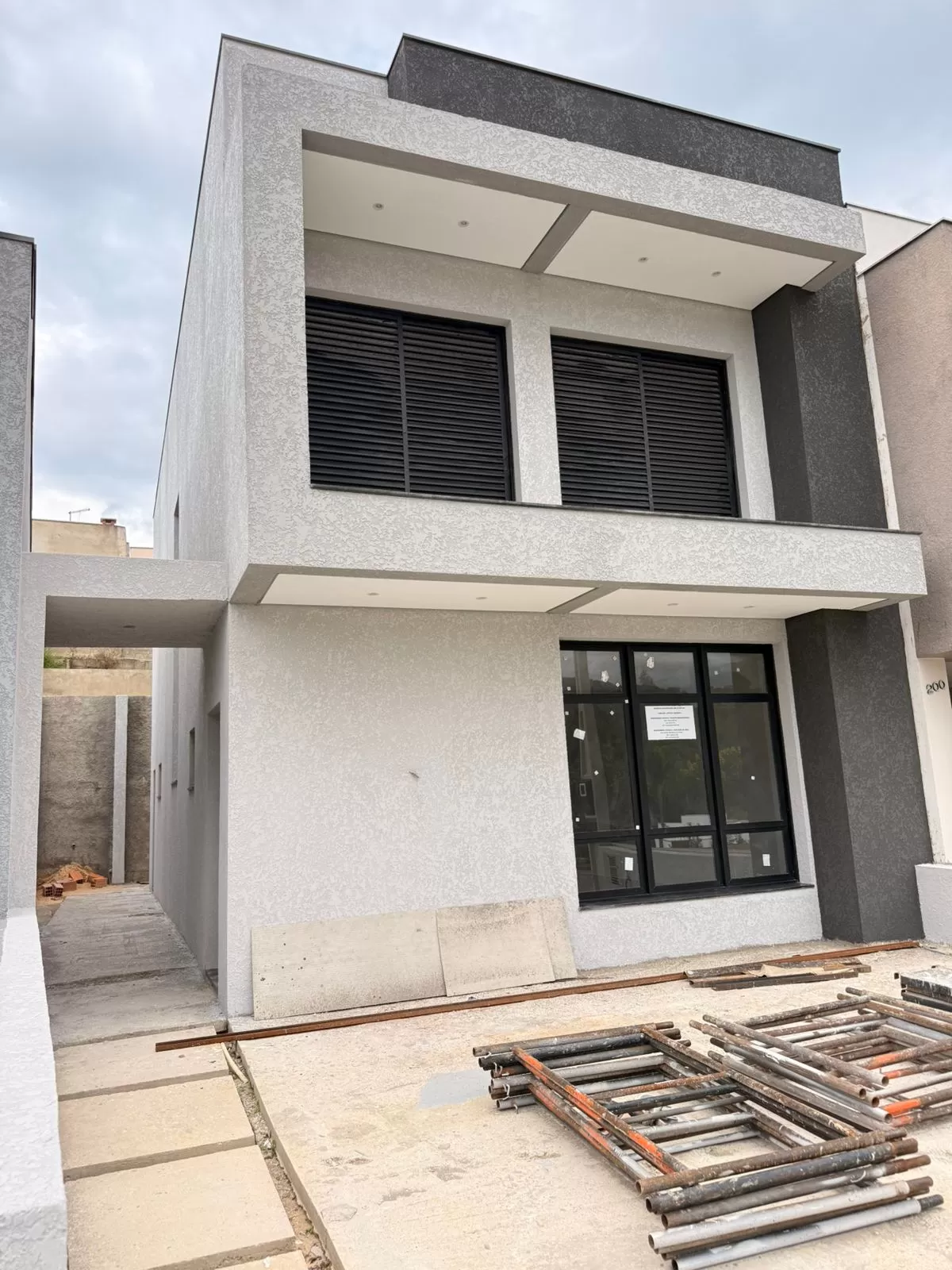 Sobrado à Venda com 3 dormitórios sendo 1 suíte e espaço gourmet com churrasqueira, 140m² no Condomínio Vale Azul em Votorantim/SP