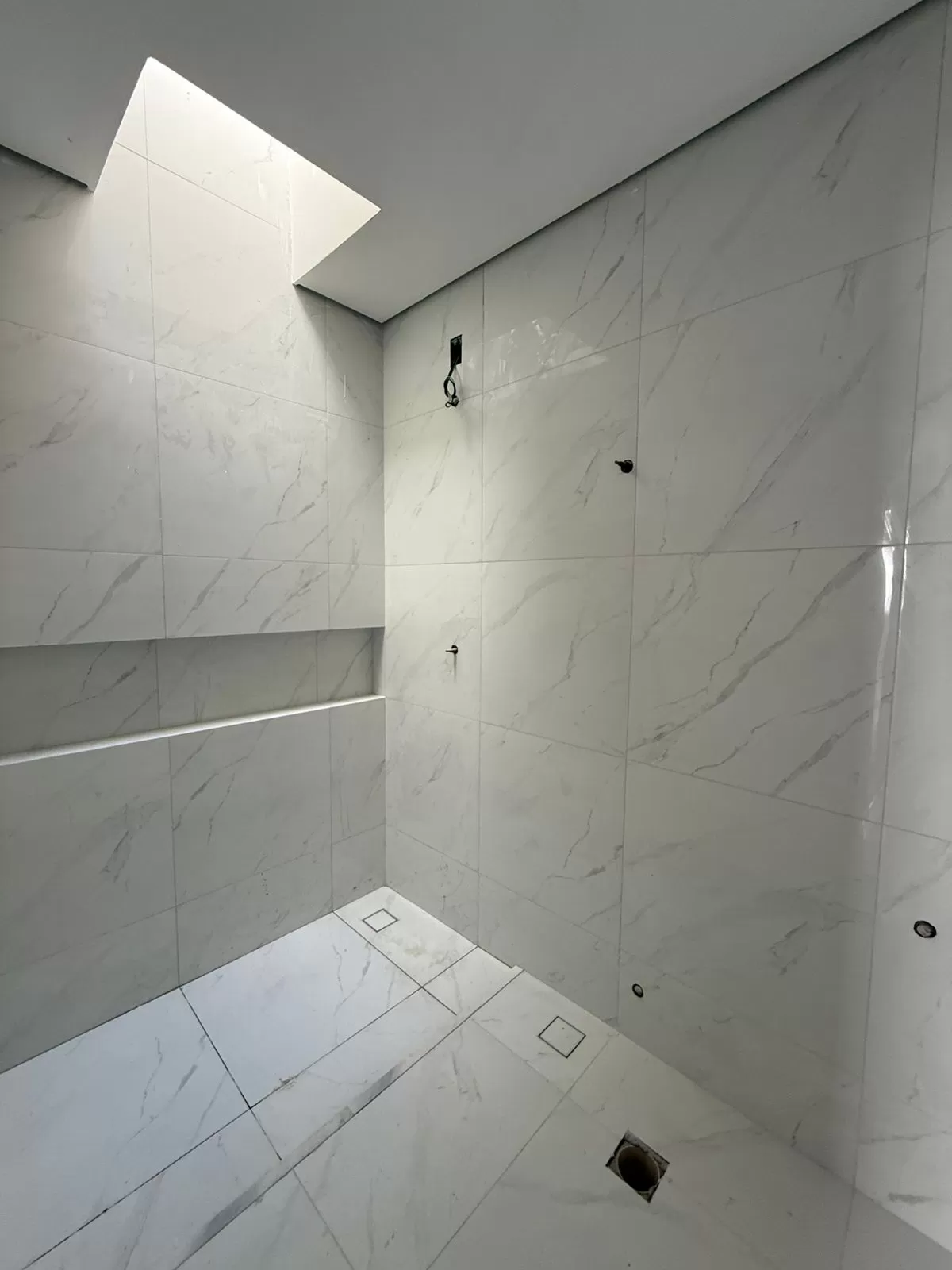 Sobrado à Venda com 3 dormitórios sendo 1 suíte e espaço gourmet com churrasqueira, 140m² no Condomínio Vale Azul em Votorantim/SP