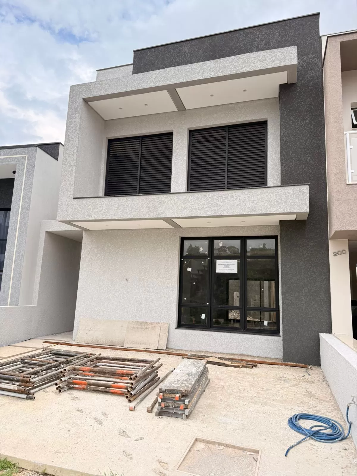 Sobrado à Venda com 3 dormitórios sendo 1 suíte e espaço gourmet com churrasqueira, 140m² no Condomínio Vale Azul em Votorantim/SP