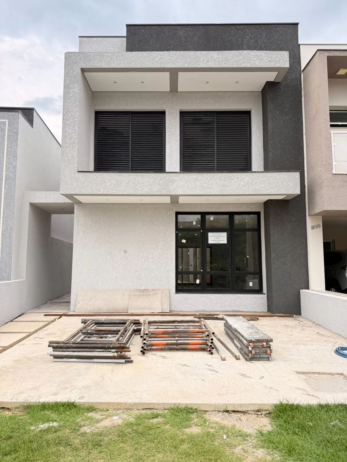 Sobrado à Venda com 3 dormitórios sendo 1 suíte e espaço gourmet com churrasqueira, 140m² no Condomínio Vale Azul em Votorantim/SP