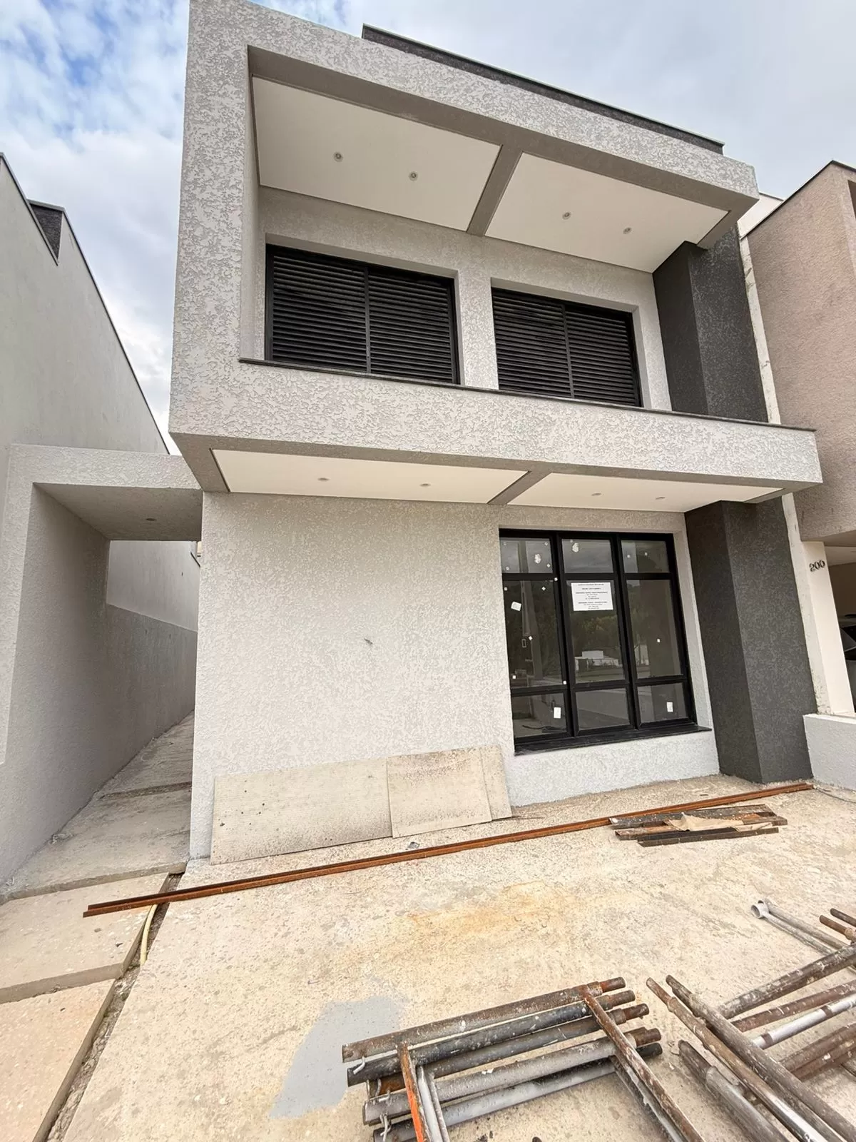 Sobrado à Venda com 3 dormitórios sendo 1 suíte e espaço gourmet com churrasqueira, 140m² no Condomínio Vale Azul em Votorantim/SP