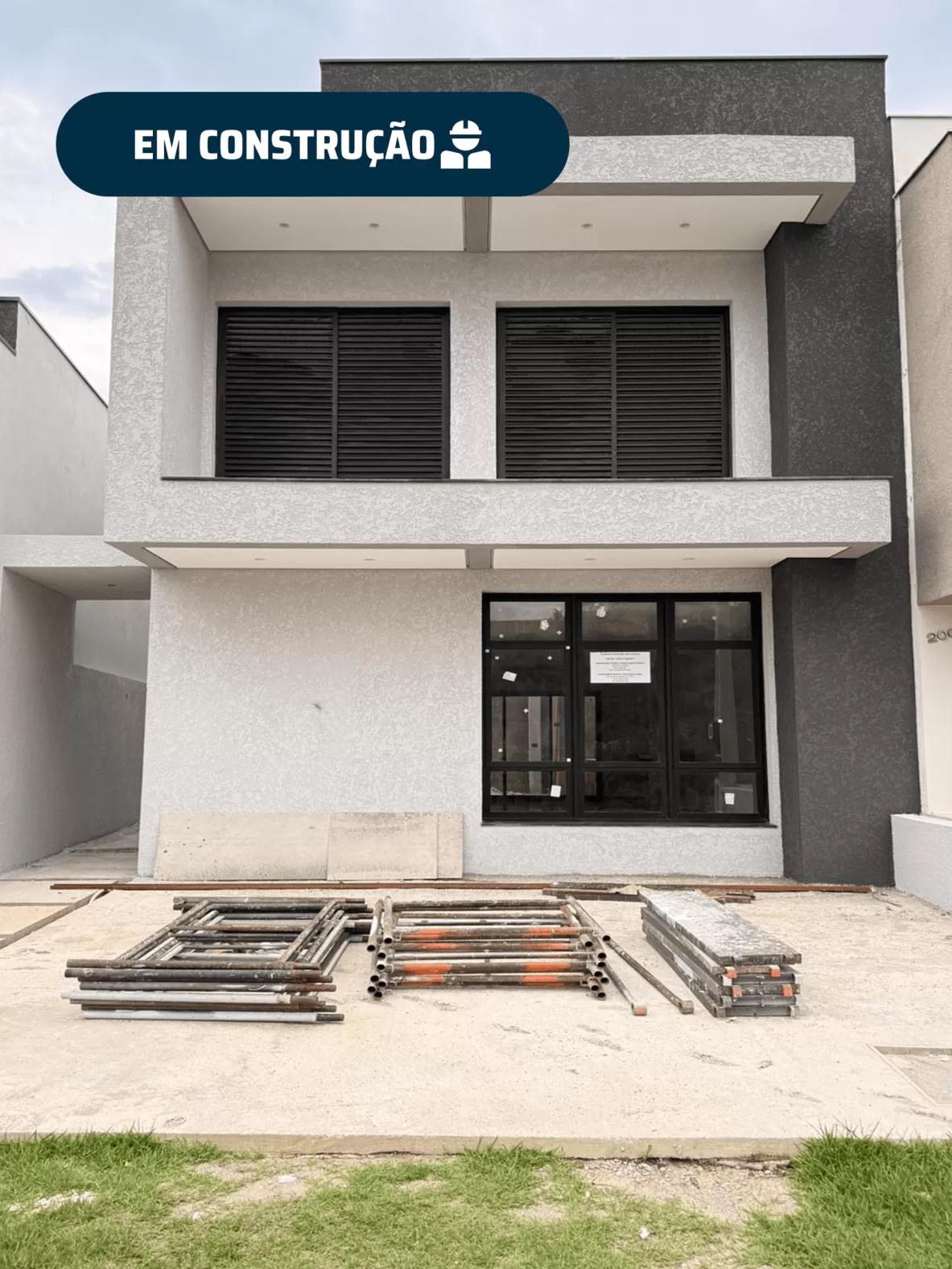 Sobrado à Venda com 3 dormitórios sendo 1 suíte e espaço gourmet com churrasqueira, 140m² no Condomínio Vale Azul em Votorantim/SP