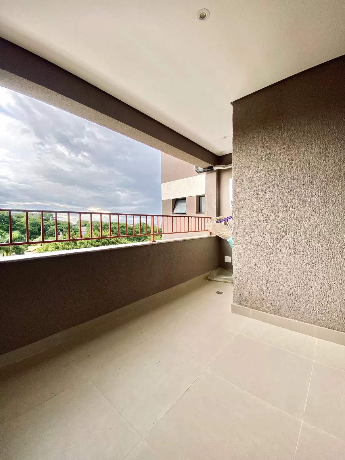 Apartamento à Venda com 2 dormitórios sendo 1 suíte e móveis planejados, 67m² no Condomínio Atmo Bild em Votorantim/SP