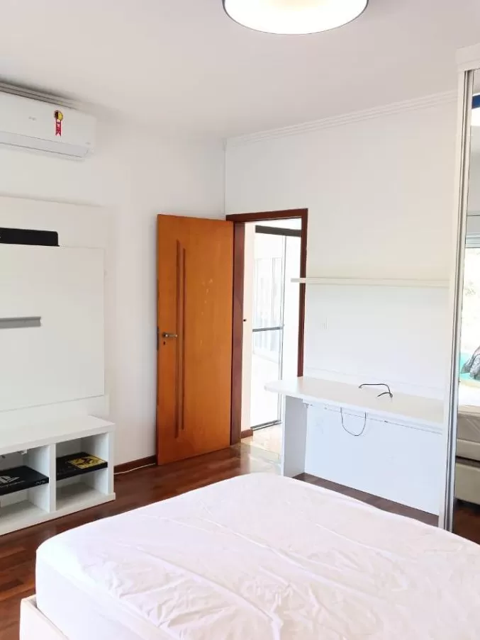 Casa à Venda e Locação com 3 suítes, sala de TV, escritório, academia e gourmet com piscina, 498m² no Condomínio Village Saint Claire em Sorocaba/SP