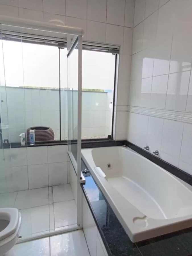 Casa à Venda e Locação com 3 suítes, sala de TV, escritório, academia e gourmet com piscina, 498m² no Condomínio Village Saint Claire em Sorocaba/SP