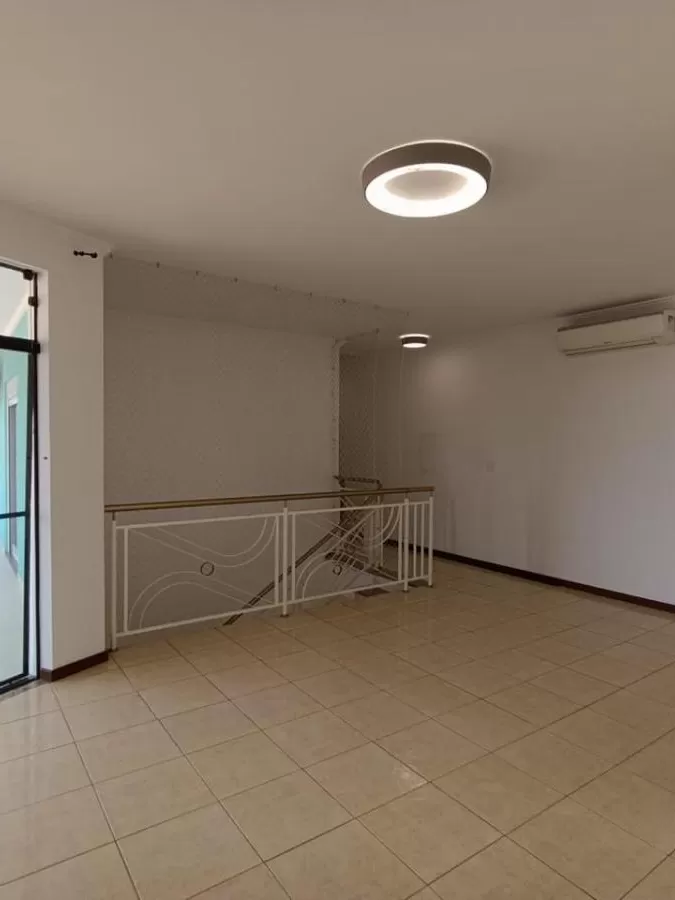 Casa à Venda e Locação com 3 suítes, sala de TV, escritório, academia e gourmet com piscina, 498m² no Condomínio Village Saint Claire em Sorocaba/SP