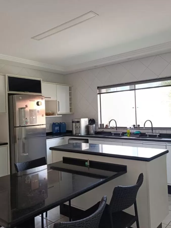 Casa à Venda e Locação com 3 suítes, sala de TV, escritório, academia e gourmet com piscina, 498m² no Condomínio Village Saint Claire em Sorocaba/SP