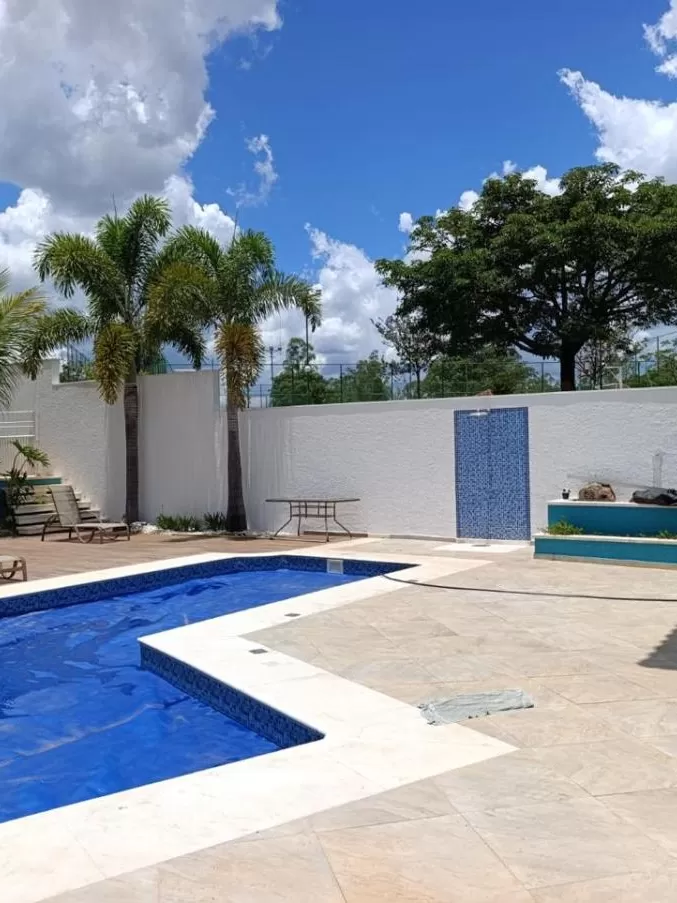 Casa à Venda e Locação com 3 suítes, sala de TV, escritório, academia e gourmet com piscina, 498m² no Condomínio Village Saint Claire em Sorocaba/SP