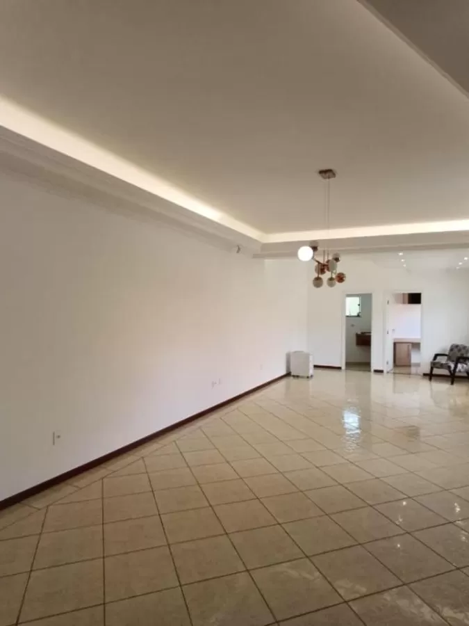 Casa à Venda e Locação com 3 suítes, sala de TV, escritório, academia e gourmet com piscina, 498m² no Condomínio Village Saint Claire em Sorocaba/SP