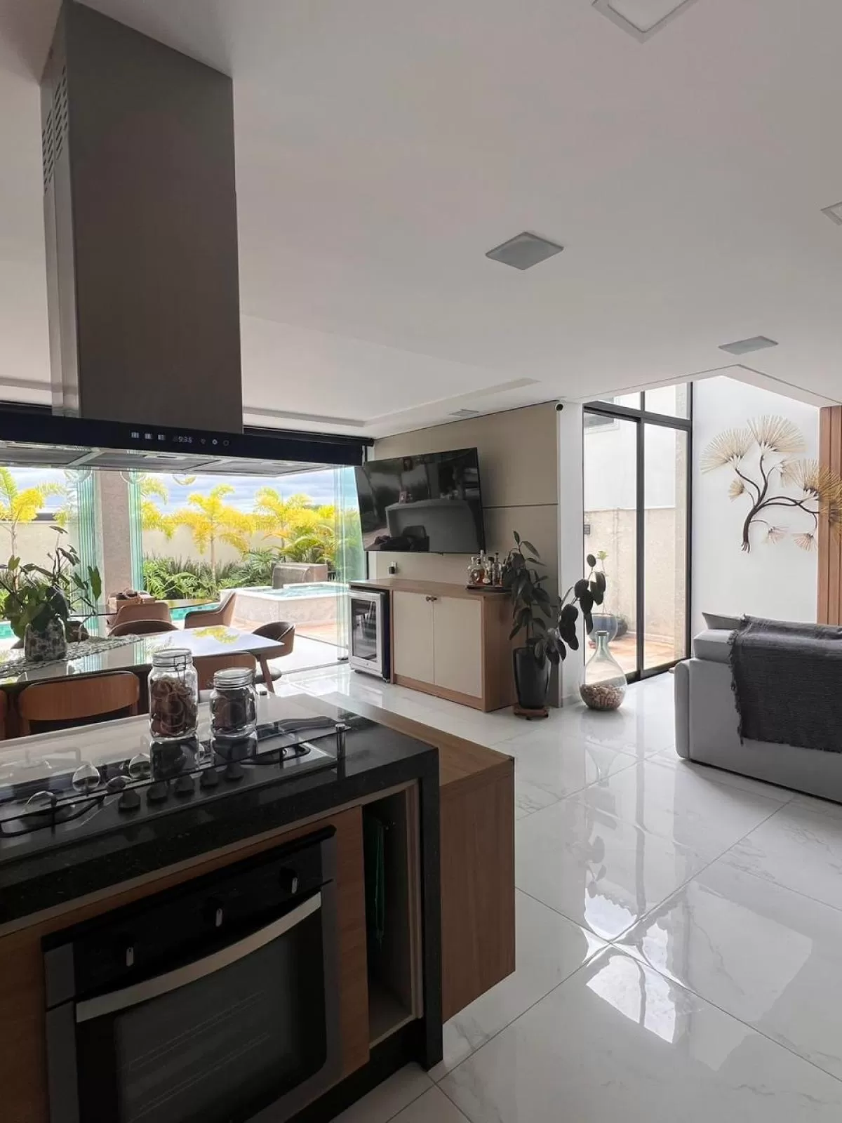 Sobrado à Venda Mobiliado com 3 suítes sendo 1 suíte master e piscina aquecida, 290m² no Condomínio Cyrela Landscape em Votorantim/SP