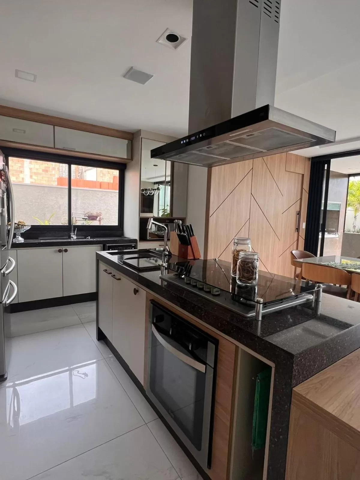 Sobrado à Venda Mobiliado com 3 suítes sendo 1 suíte master e piscina aquecida, 290m² no Condomínio Cyrela Landscape em Votorantim/SP