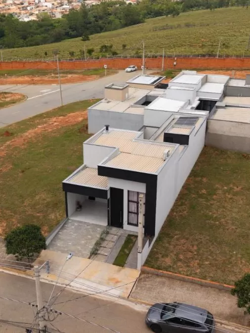 Casa Térrea à Venda com 3 dormitórios sendo 1 suíte e quintal amplo com jardim, 132m² no Condomínio Villagio Wanel em Sorocaba/SP