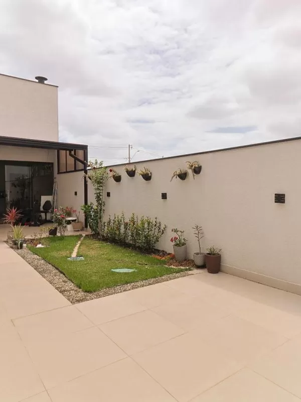 Casa Térrea à Venda com 3 dormitórios sendo 1 suíte e quintal amplo com jardim, 132m² no Condomínio Villagio Wanel em Sorocaba/SP