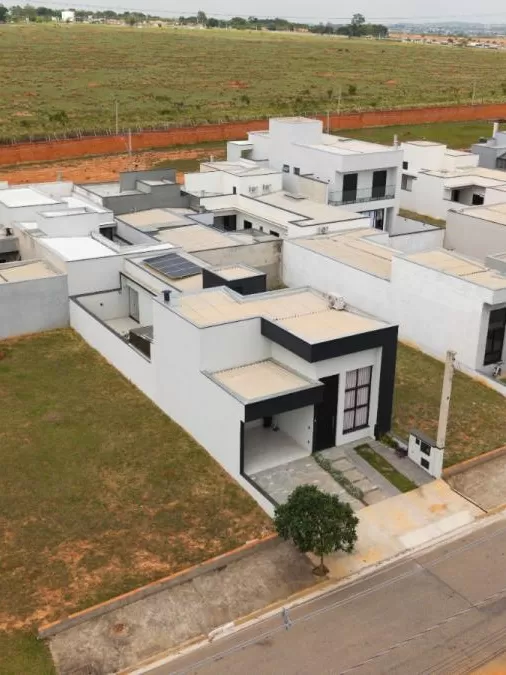 Casa Térrea à Venda com 3 dormitórios sendo 1 suíte e quintal amplo com jardim, 132m² no Condomínio Villagio Wanel em Sorocaba/SP