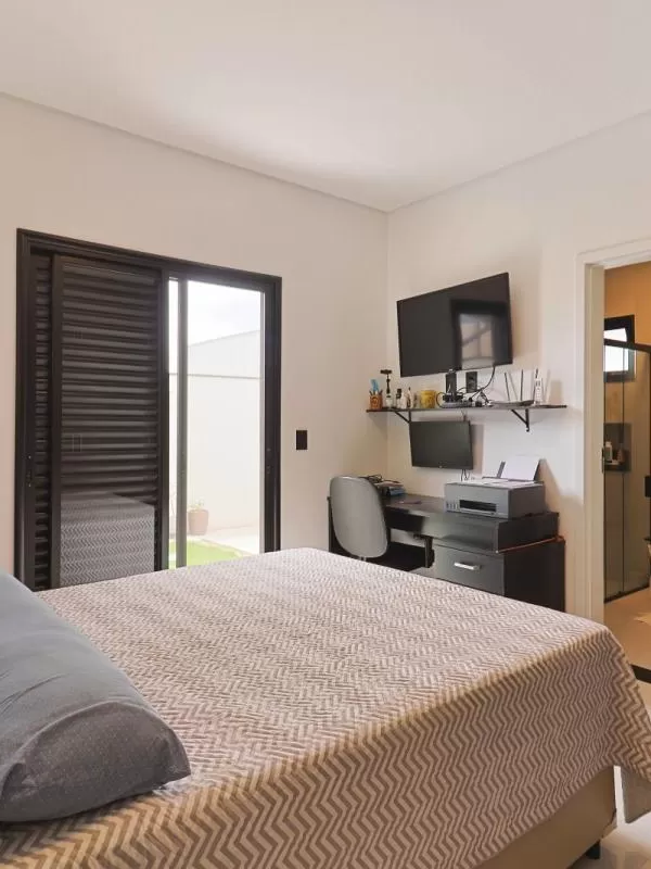 Casa Térrea à Venda com 3 dormitórios sendo 1 suíte e quintal amplo com jardim, 132m² no Condomínio Villagio Wanel em Sorocaba/SP