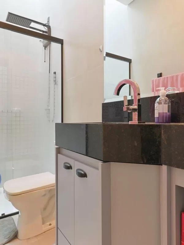 Casa Térrea à Venda com 3 dormitórios sendo 1 suíte e quintal amplo com jardim, 132m² no Condomínio Villagio Wanel em Sorocaba/SP