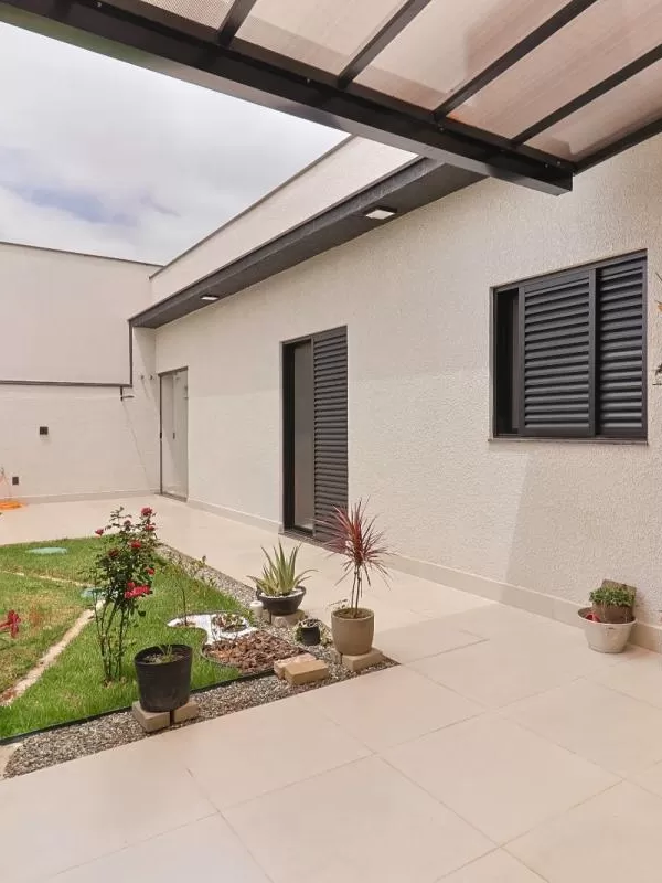 Casa Térrea à Venda com 3 dormitórios sendo 1 suíte e quintal amplo com jardim, 132m² no Condomínio Villagio Wanel em Sorocaba/SP
