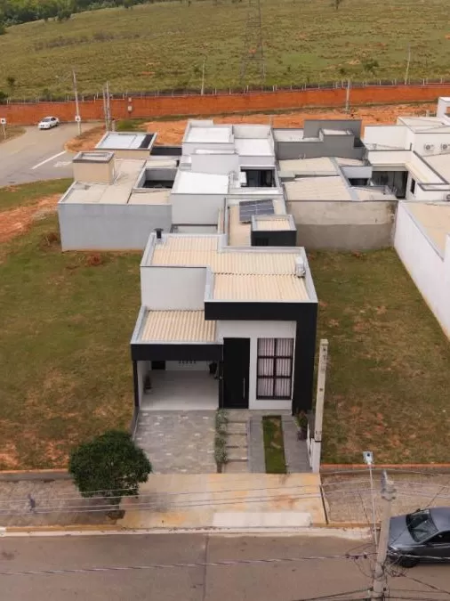 Casa Térrea à Venda com 3 dormitórios sendo 1 suíte e quintal amplo com jardim, 132m² no Condomínio Villagio Wanel em Sorocaba/SP
