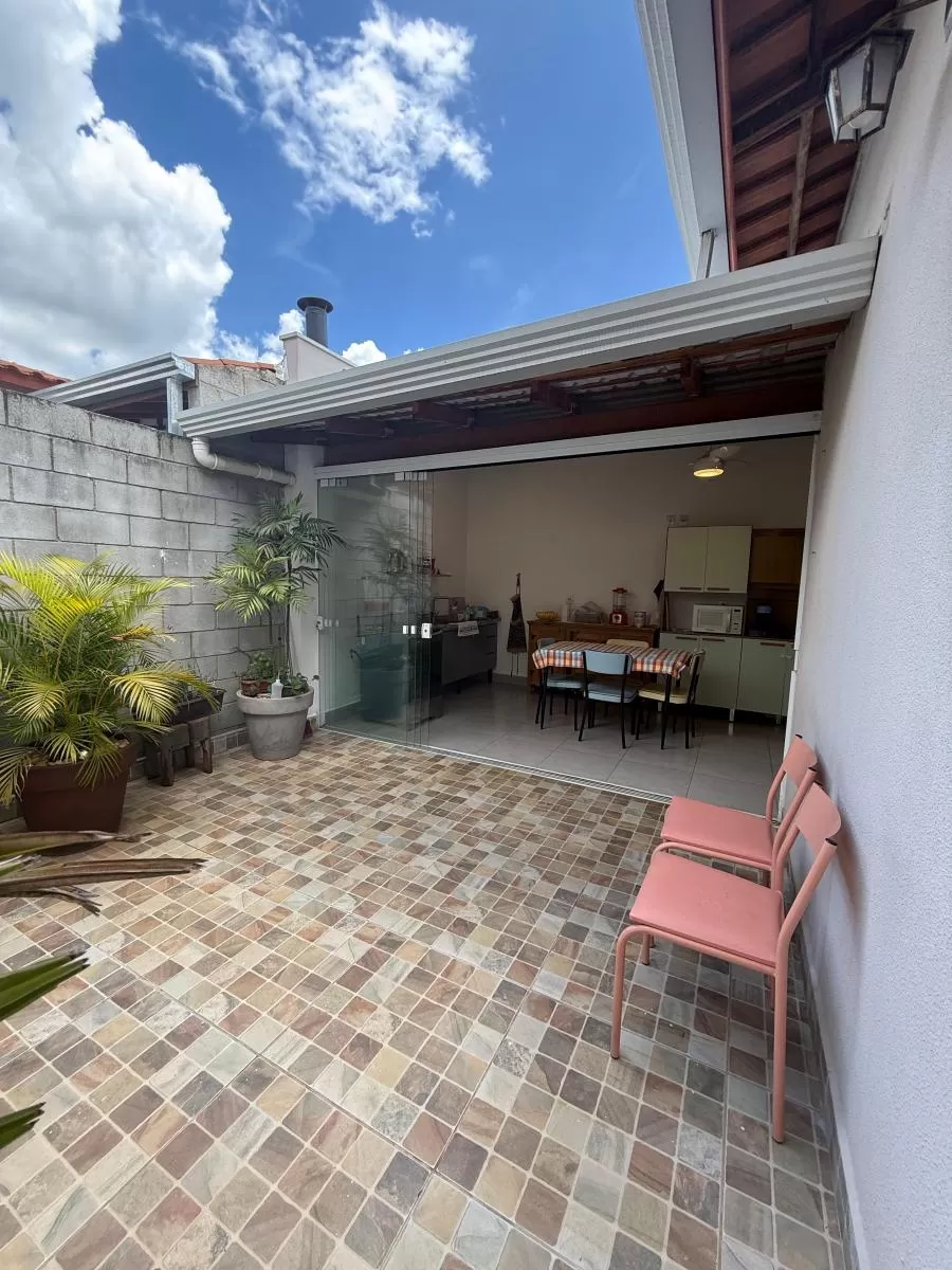 Casa à Venda Mobiliada com 3 dormitórios e localização privilegiada, 100m² no Condomínio Residencial Estoril em Sorocaba/SP