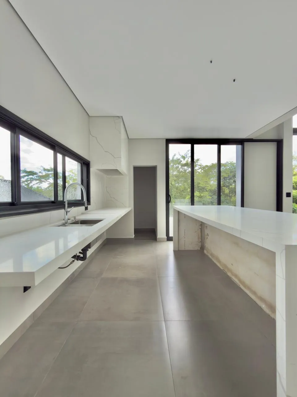 Casa à Venda com 3 suítes, piscina com vista privilegiada e basement, 360m2 no Condomínio Alphaville Nova Esplanada 4 em Votorantim/SP