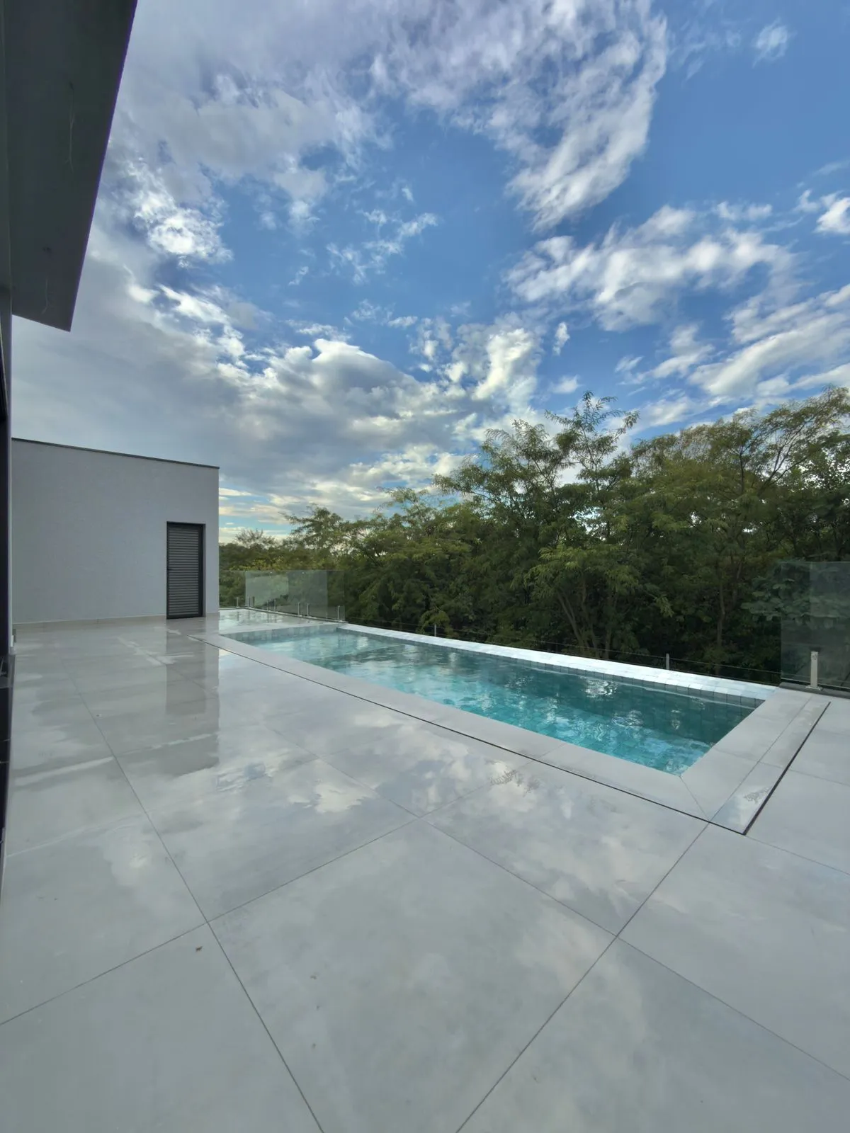 Casa à Venda com 3 suítes, piscina com vista privilegiada e basement, 360m2 no Condomínio Alphaville Nova Esplanada 4 em Votorantim/SP