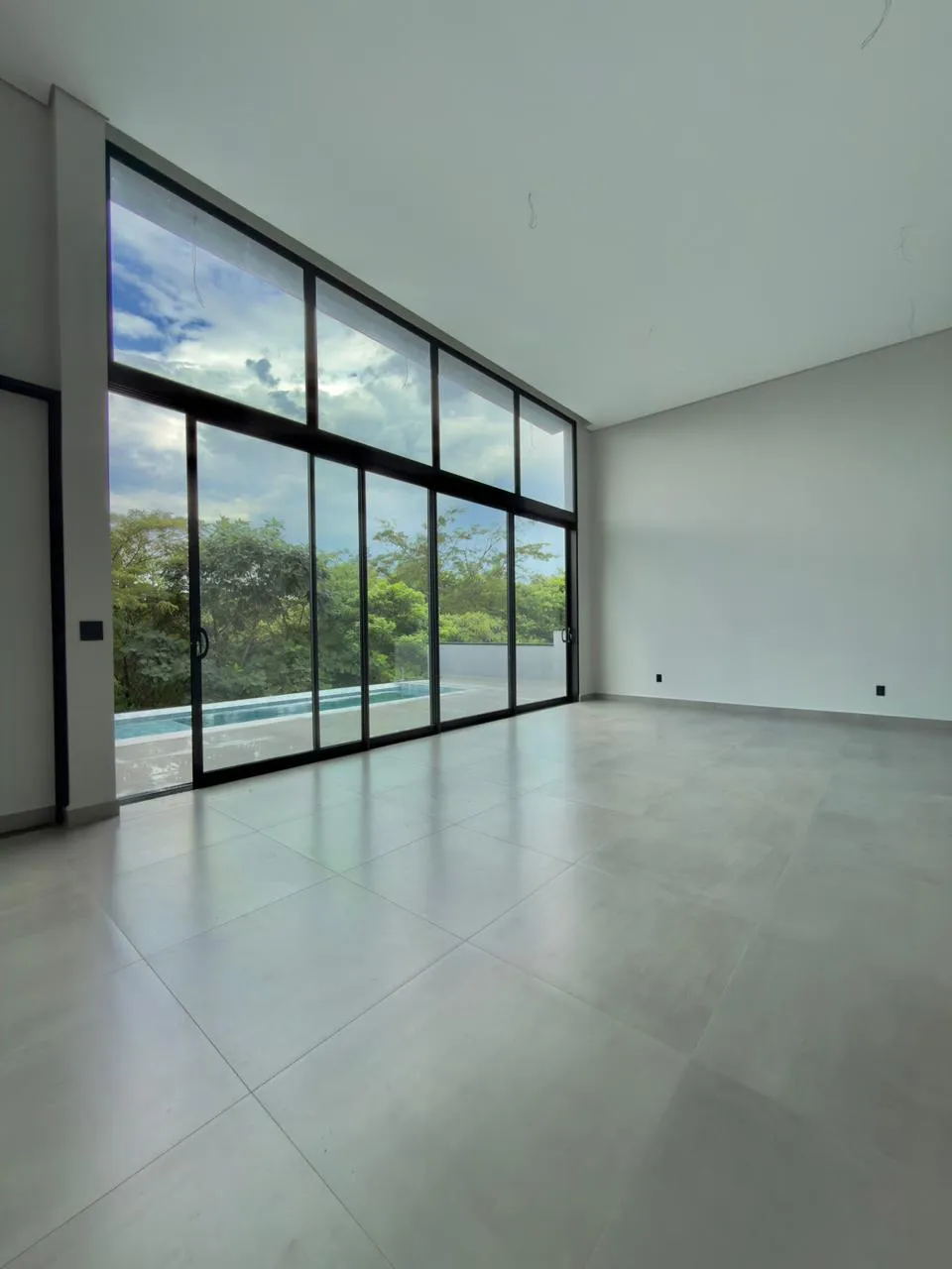 Casa à Venda com 3 suítes, piscina com vista privilegiada e basement, 360m2 no Condomínio Alphaville Nova Esplanada 4 em Votorantim/SP