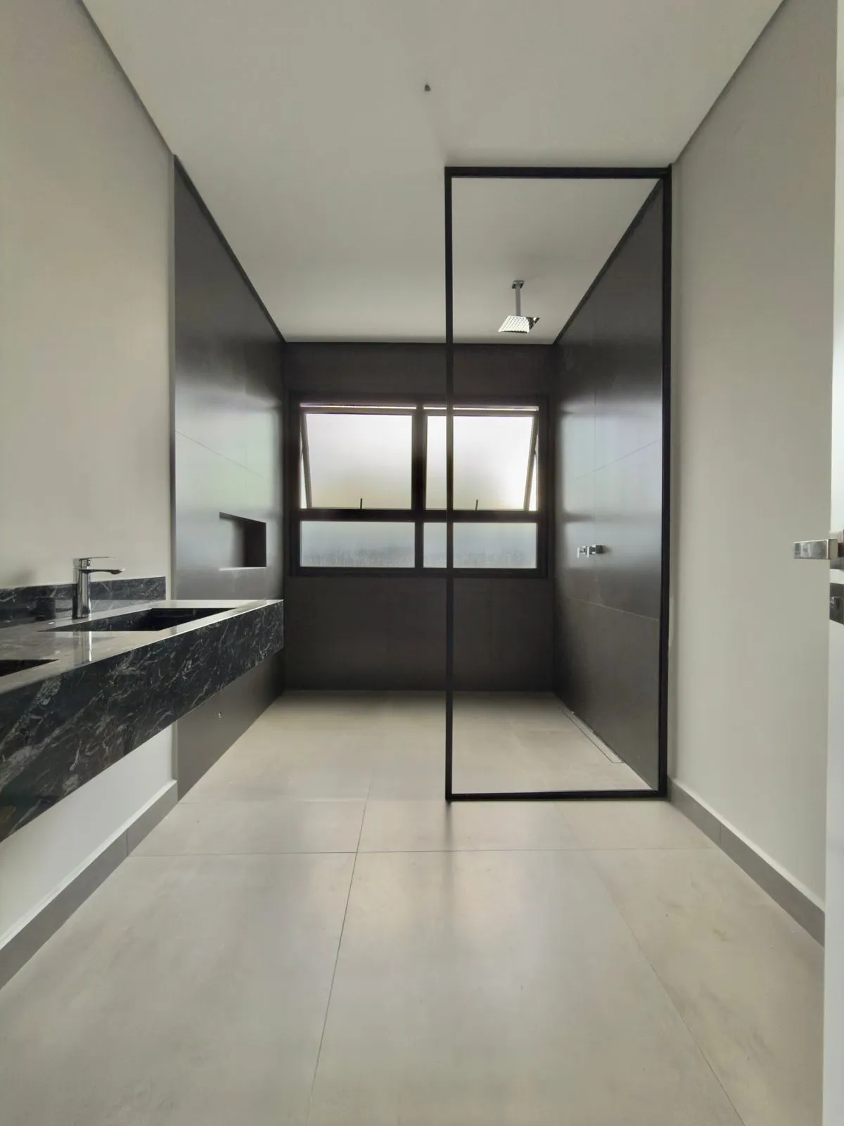 Casa à Venda com 3 suítes, piscina com vista privilegiada e basement, 360m2 no Condomínio Alphaville Nova Esplanada 4 em Votorantim/SP