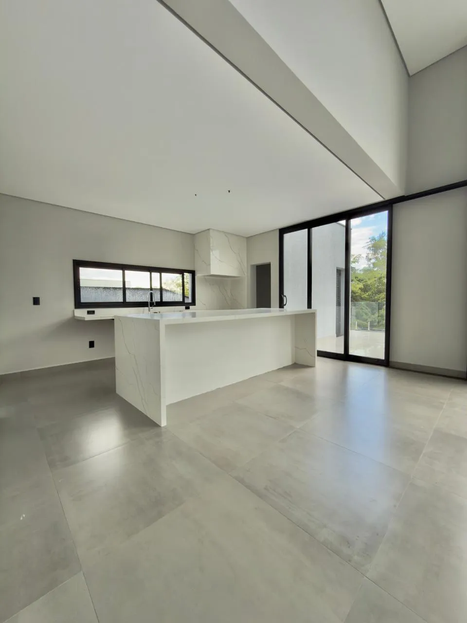 Casa à Venda com 3 suítes, piscina com vista privilegiada e basement, 360m2 no Condomínio Alphaville Nova Esplanada 4 em Votorantim/SP