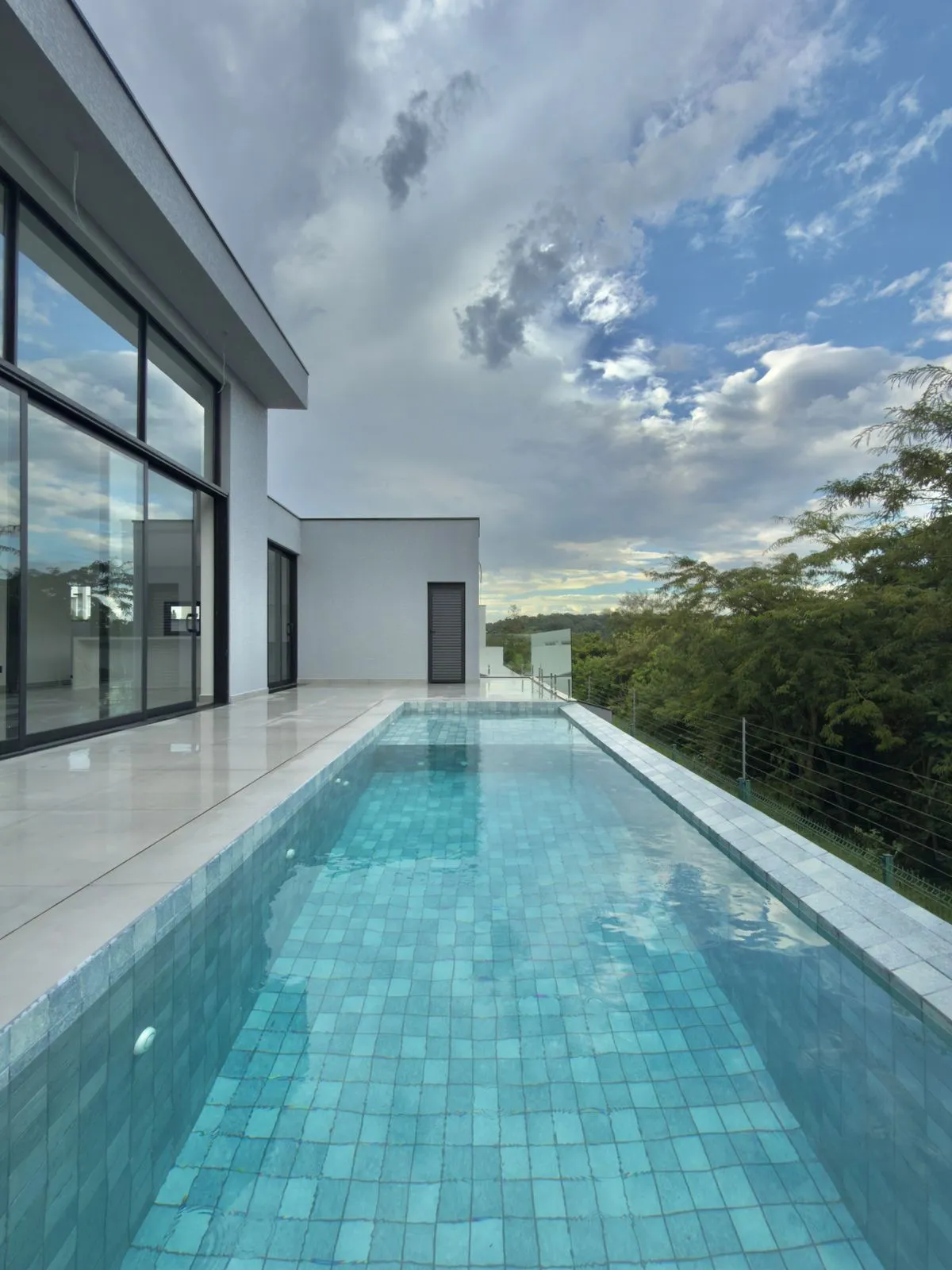 Casa à Venda com 3 suítes, piscina com vista privilegiada e basement, 360m2 no Condomínio Alphaville Nova Esplanada 4 em Votorantim/SP