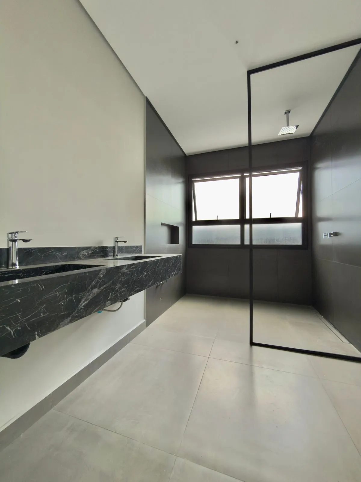 Casa à Venda com 3 suítes, piscina com vista privilegiada e basement, 360m2 no Condomínio Alphaville Nova Esplanada 4 em Votorantim/SP