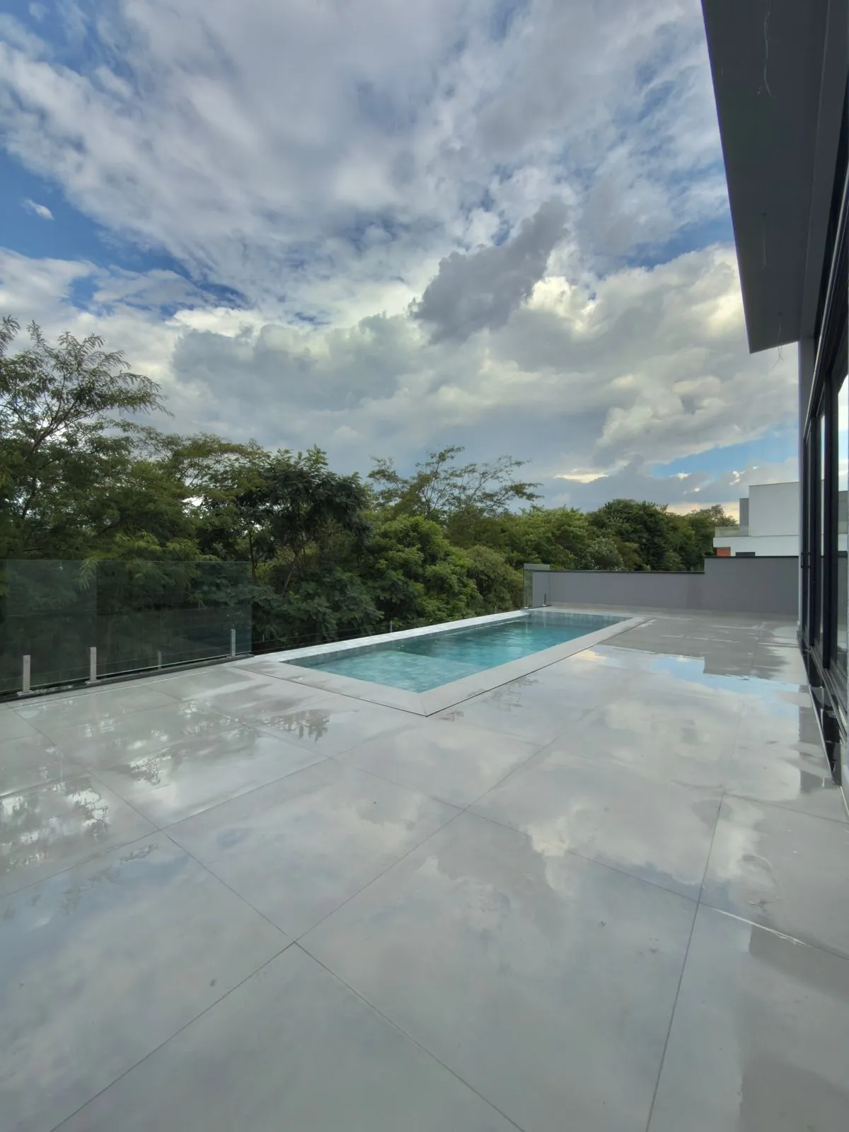 Casa à Venda com 3 suítes, piscina com vista privilegiada e basement, 360m2 no Condomínio Alphaville Nova Esplanada 4 em Votorantim/SP