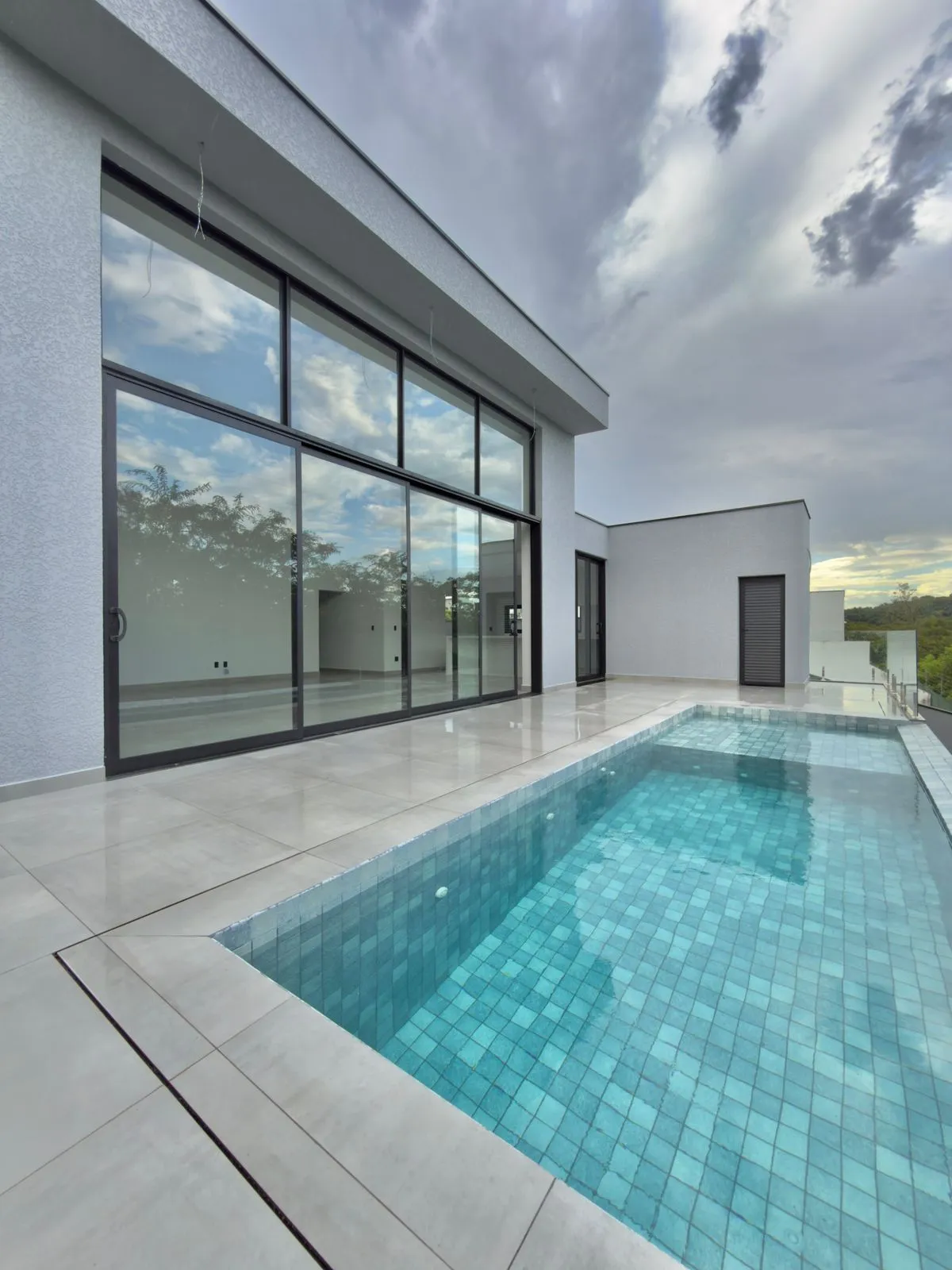 Casa à Venda com 3 suítes, piscina com vista privilegiada e basement, 360m2 no Condomínio Alphaville Nova Esplanada 4 em Votorantim/SP