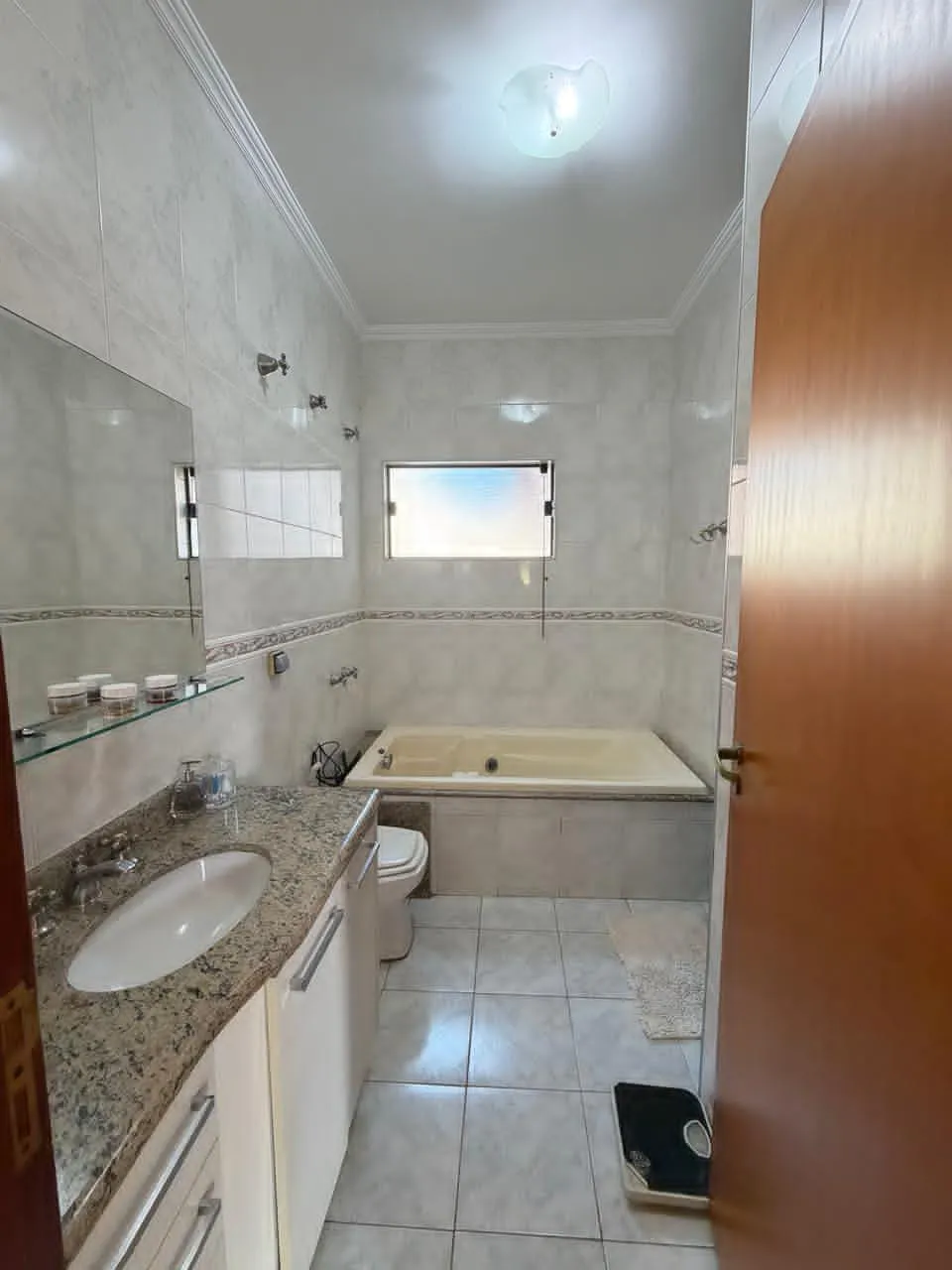 Sobrado à Venda com 3 suítes, escritório e área gourmet com piscina, 266m² no Condomínio Granja Olga II em Sorocaba/SP