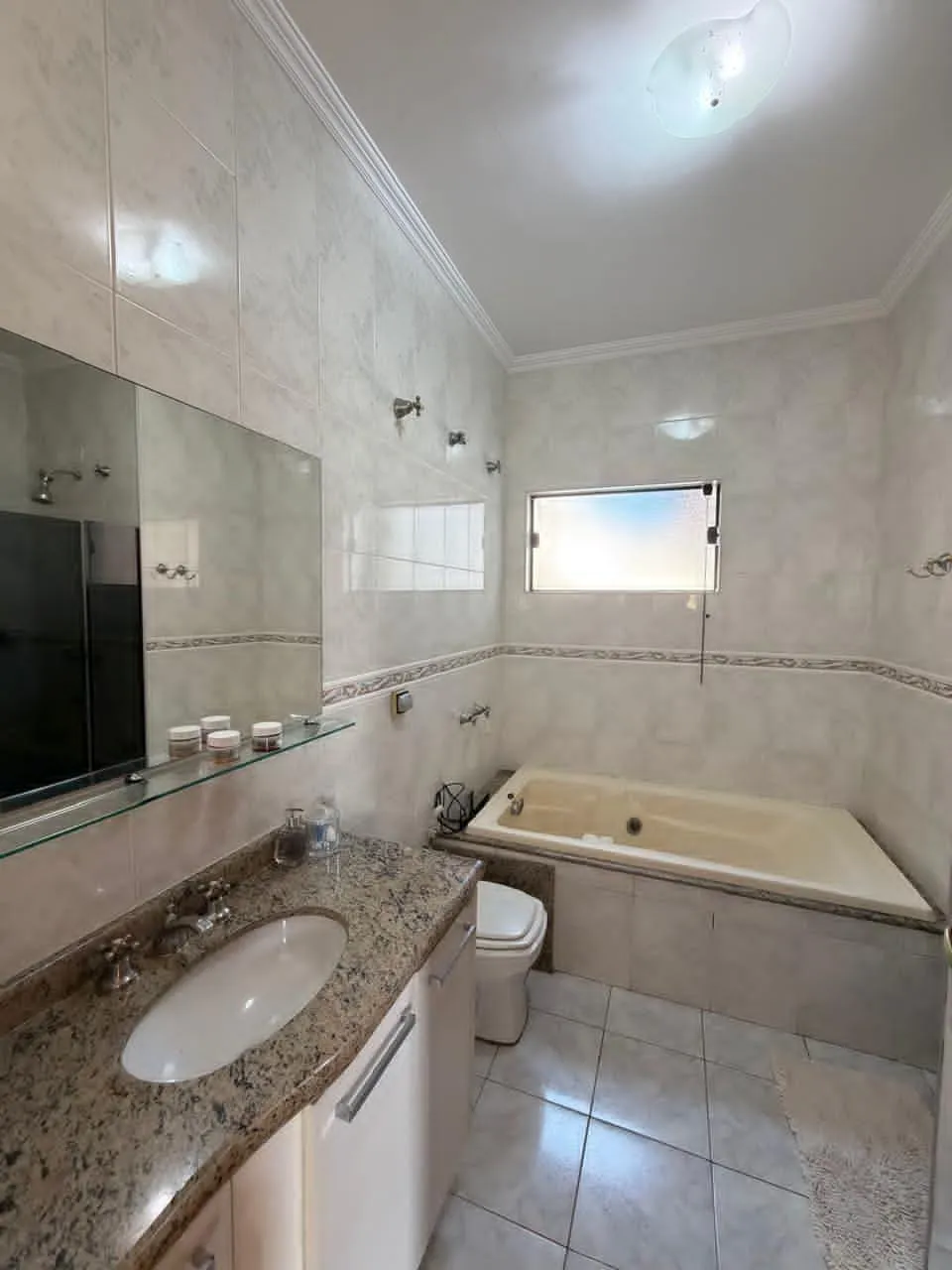 Sobrado à Venda com 3 suítes, escritório e área gourmet com piscina, 266m² no Condomínio Granja Olga II em Sorocaba/SP