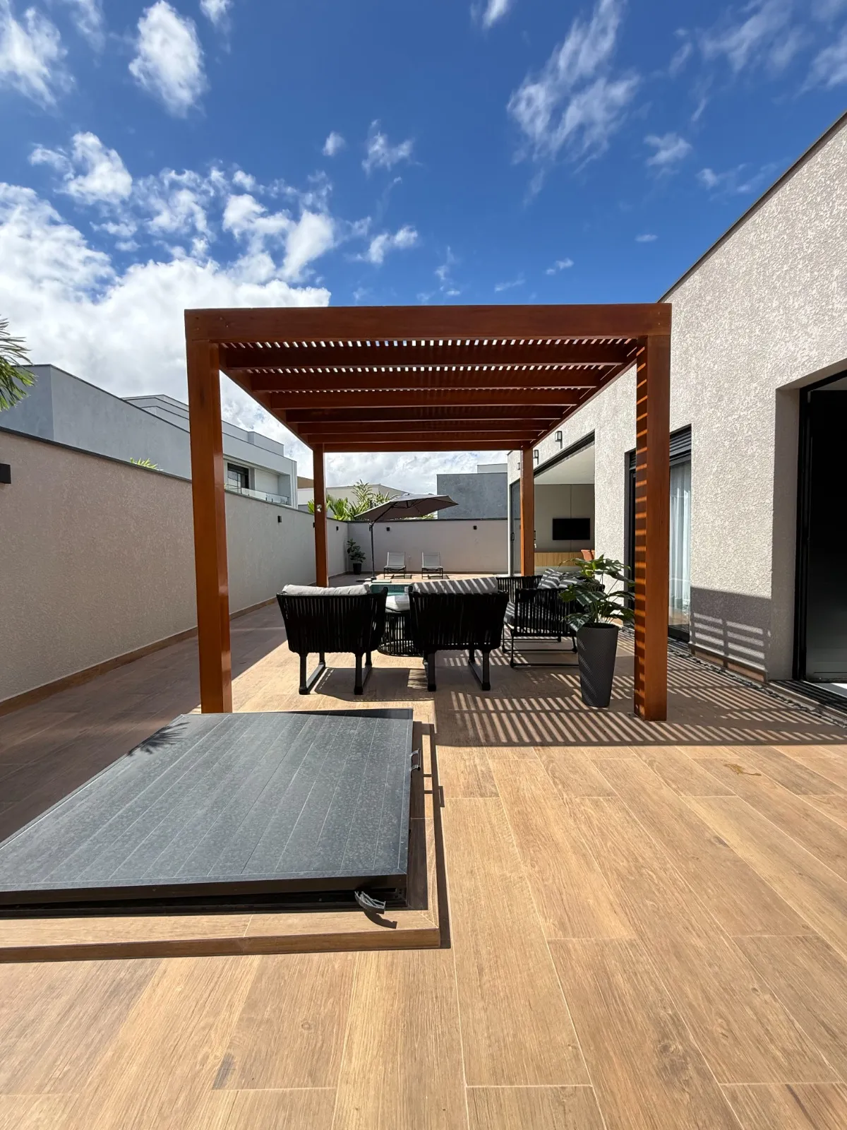 Casa Térrea à Venda mobiliada com 4 suítes e área gourmet com piscina e pergolado, 269m² no Condomínio Alphaville Nova Esplanada 4 em Votorantim/SP