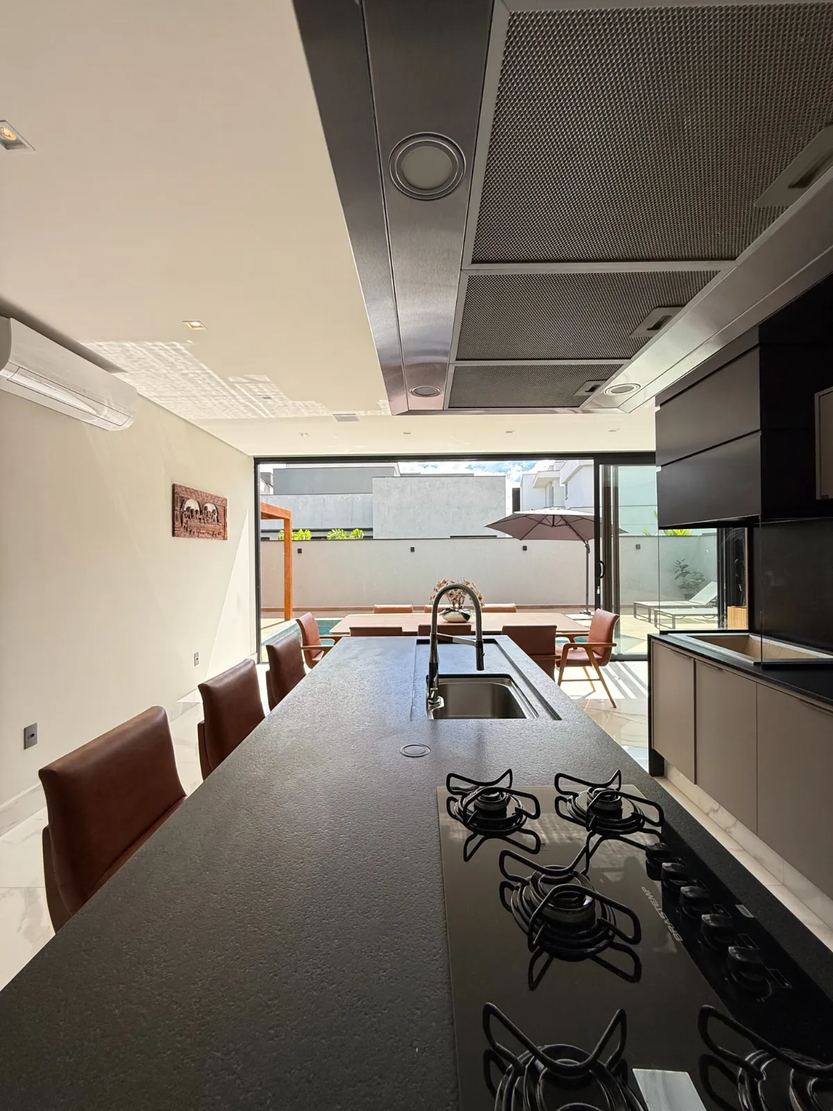 Casa Térrea à Venda mobiliada com 4 suítes e área gourmet com piscina e pergolado, 269m² no Condomínio Alphaville Nova Esplanada 4 em Votorantim/SP