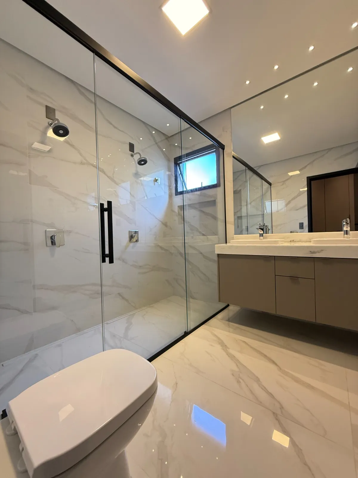 Casa Térrea à Venda mobiliada com 4 suítes e área gourmet com piscina e pergolado, 269m² no Condomínio Alphaville Nova Esplanada 4 em Votorantim/SP