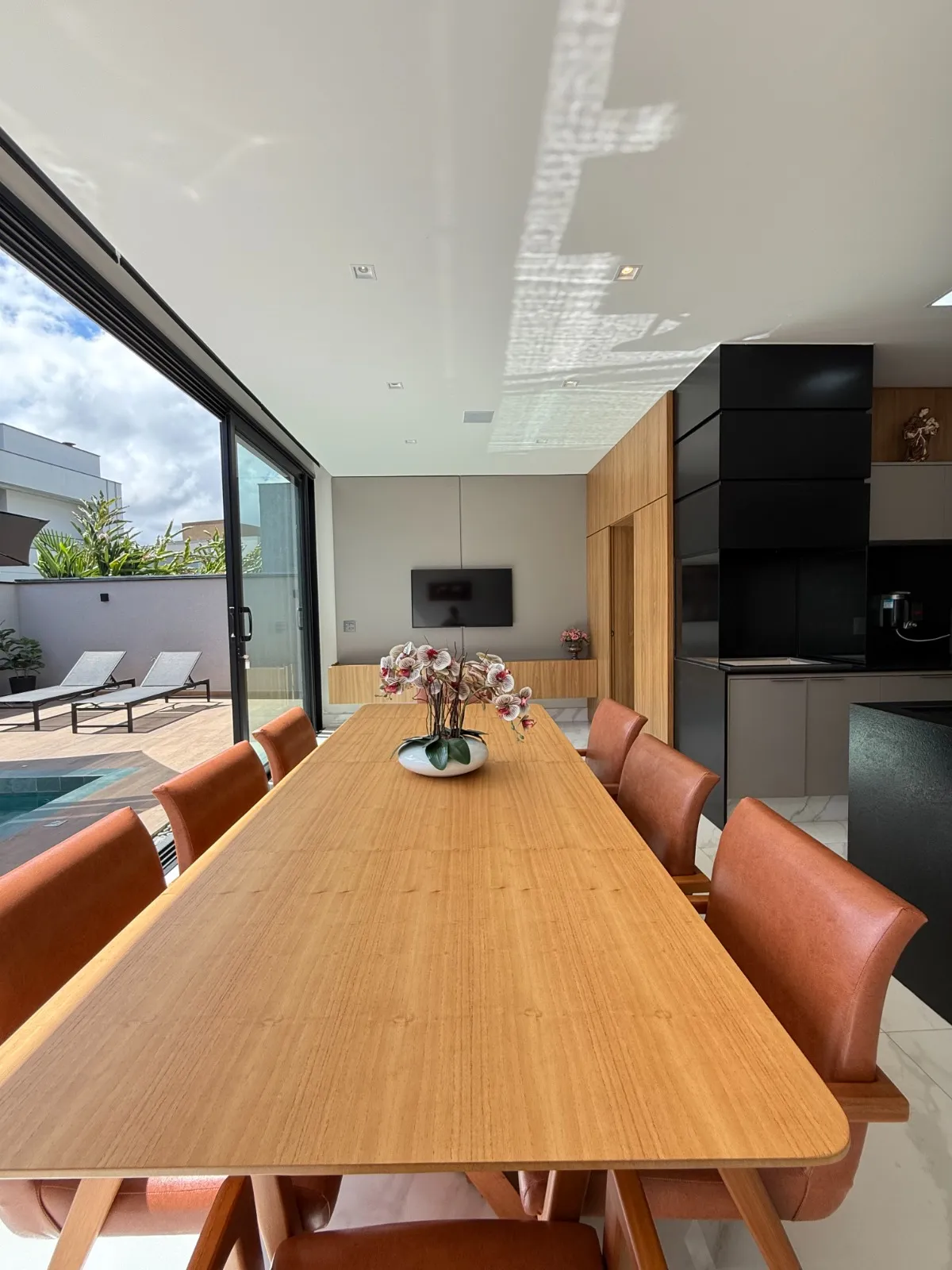 Casa Térrea à Venda mobiliada com 4 suítes e área gourmet com piscina e pergolado, 269m² no Condomínio Alphaville Nova Esplanada 4 em Votorantim/SP