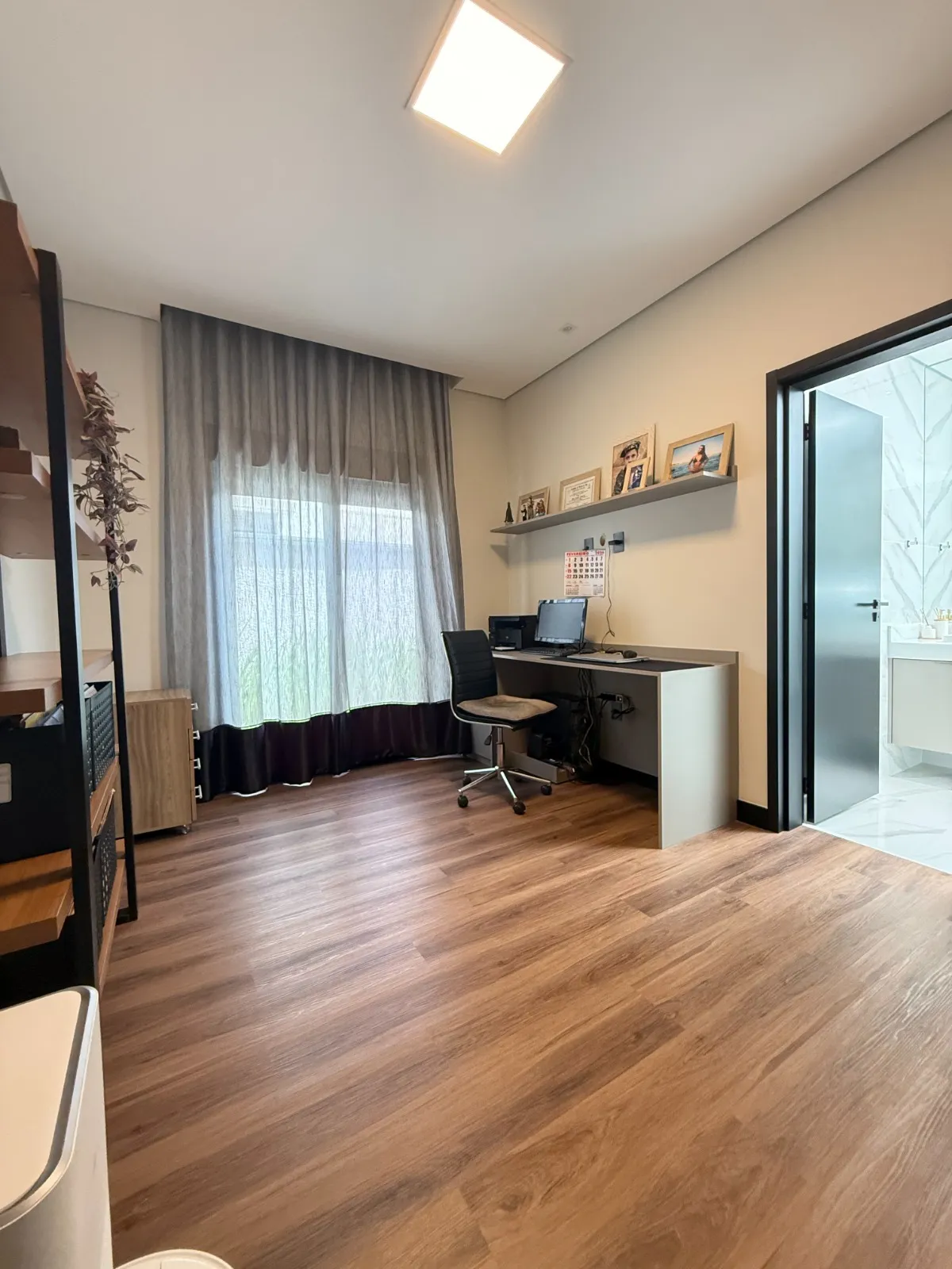 Casa Térrea à Venda mobiliada com 4 suítes e área gourmet com piscina e pergolado, 269m² no Condomínio Alphaville Nova Esplanada 4 em Votorantim/SP