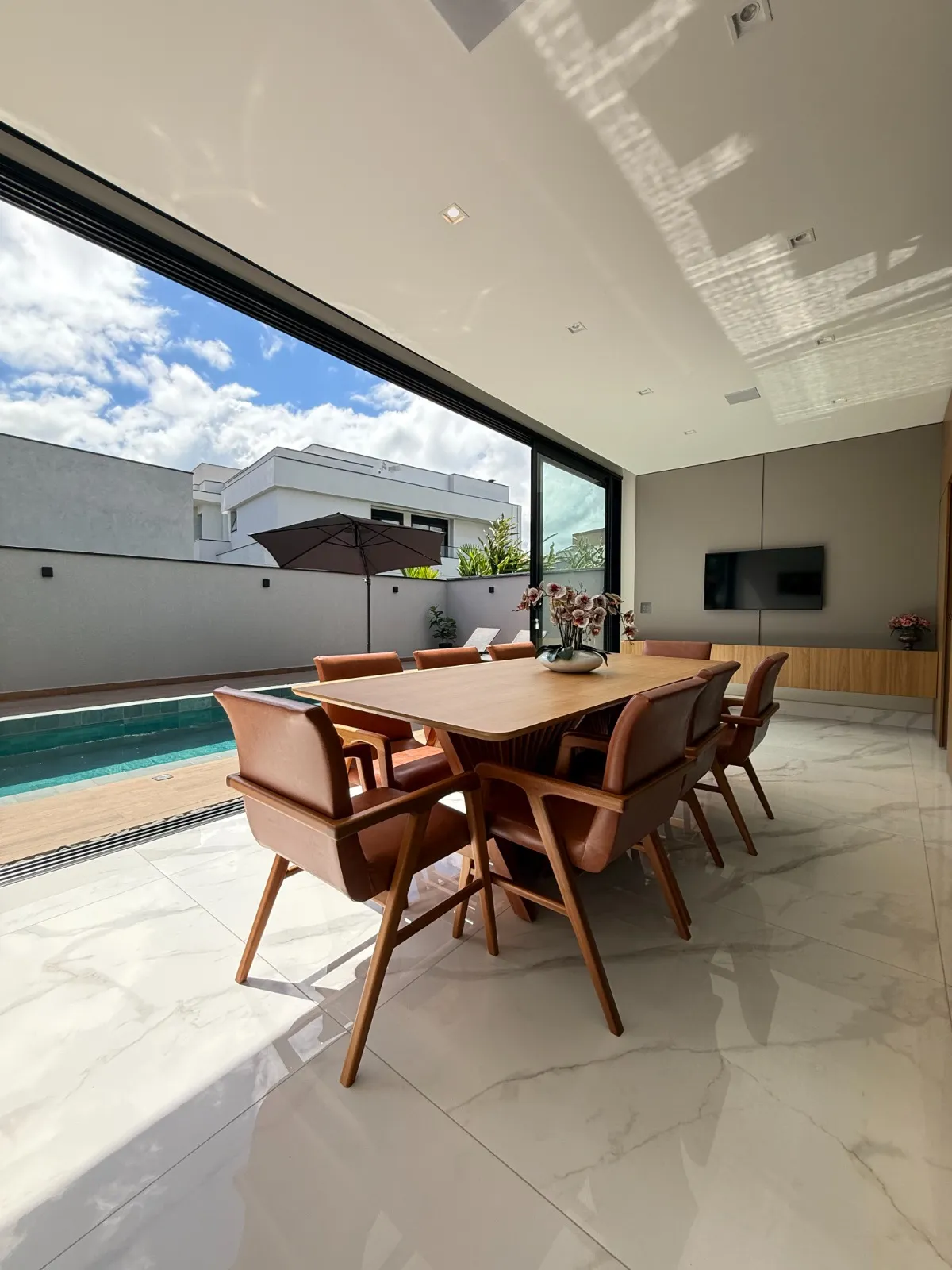 Casa Térrea à Venda mobiliada com 4 suítes e área gourmet com piscina e pergolado, 269m² no Condomínio Alphaville Nova Esplanada 4 em Votorantim/SP