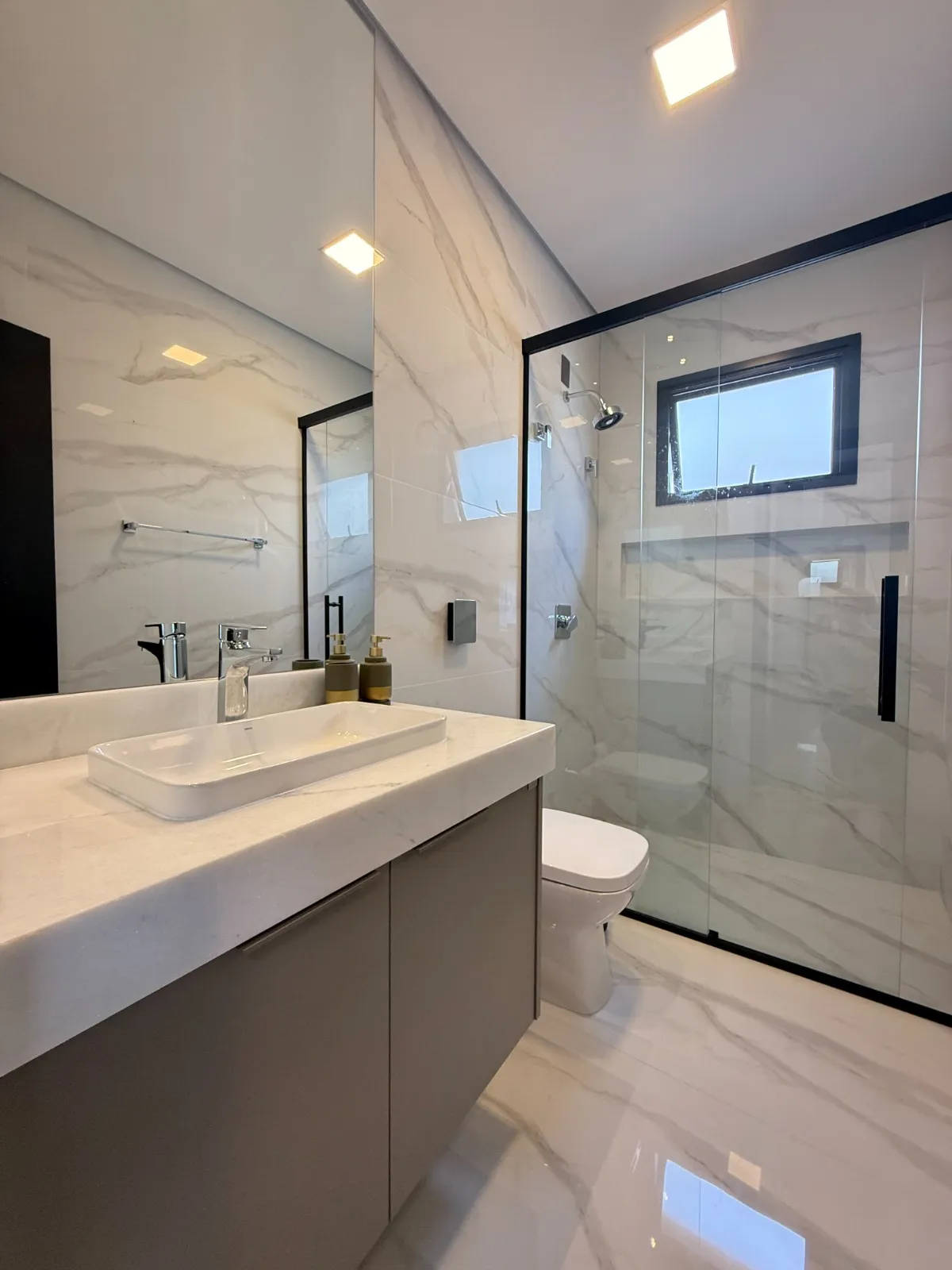 Casa Térrea à Venda mobiliada com 4 suítes e área gourmet com piscina e pergolado, 269m² no Condomínio Alphaville Nova Esplanada 4 em Votorantim/SP