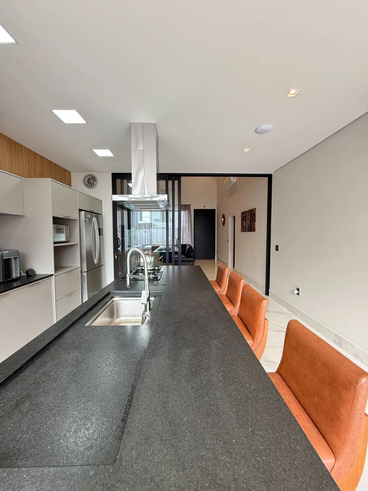 Casa Térrea à Venda mobiliada com 4 suítes e área gourmet com piscina e pergolado, 269m² no Condomínio Alphaville Nova Esplanada 4 em Votorantim/SP